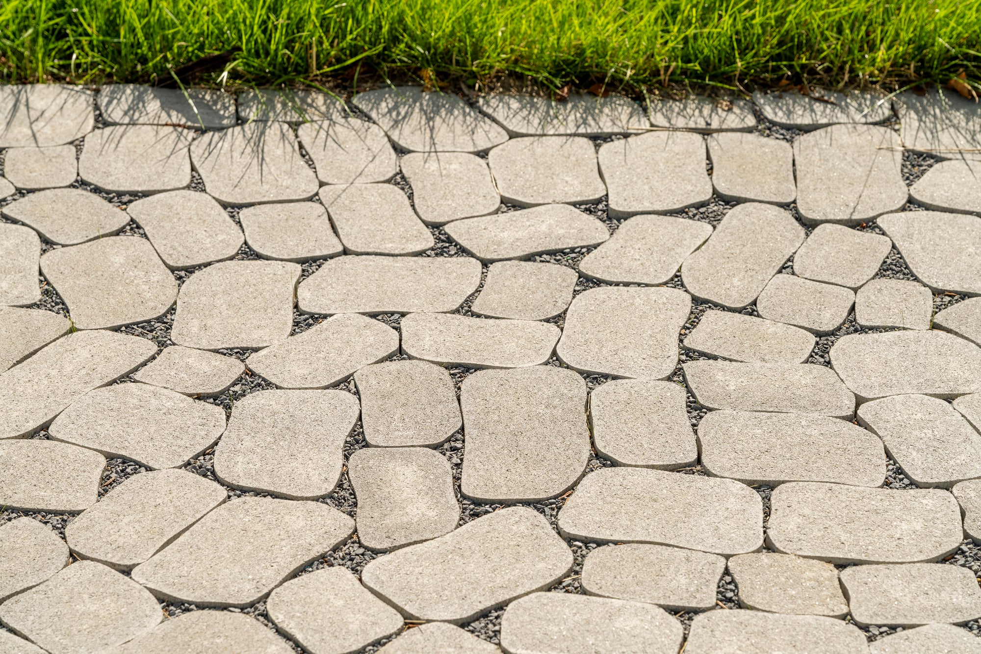 Mit einem versickerungsfähigen Flächenanteil von circa 17 Prozent lässt sich GDM.BOLERO stone als Ökopflaster einsetzen.