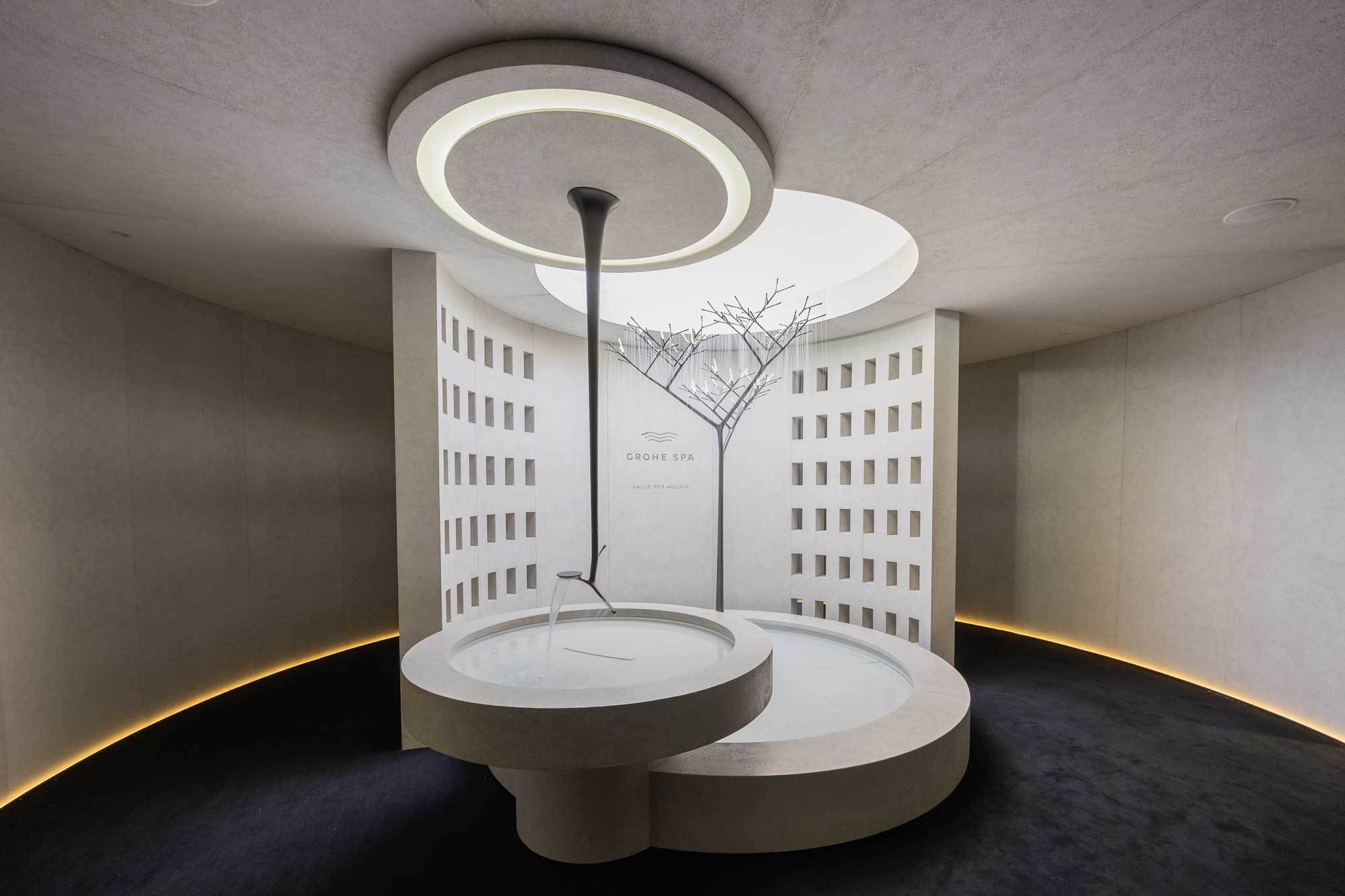 Im Rahmen der Milan Design Week präsentierte Grohe im Piccolo Teatro Studio Melato Aqua Sanctuary, eine dreiteilige Installation, die unter anderem den organisch geformten, 3D-gedruckten AquaTree als Symbol für die belebende Kraft des Wassers zeigte.