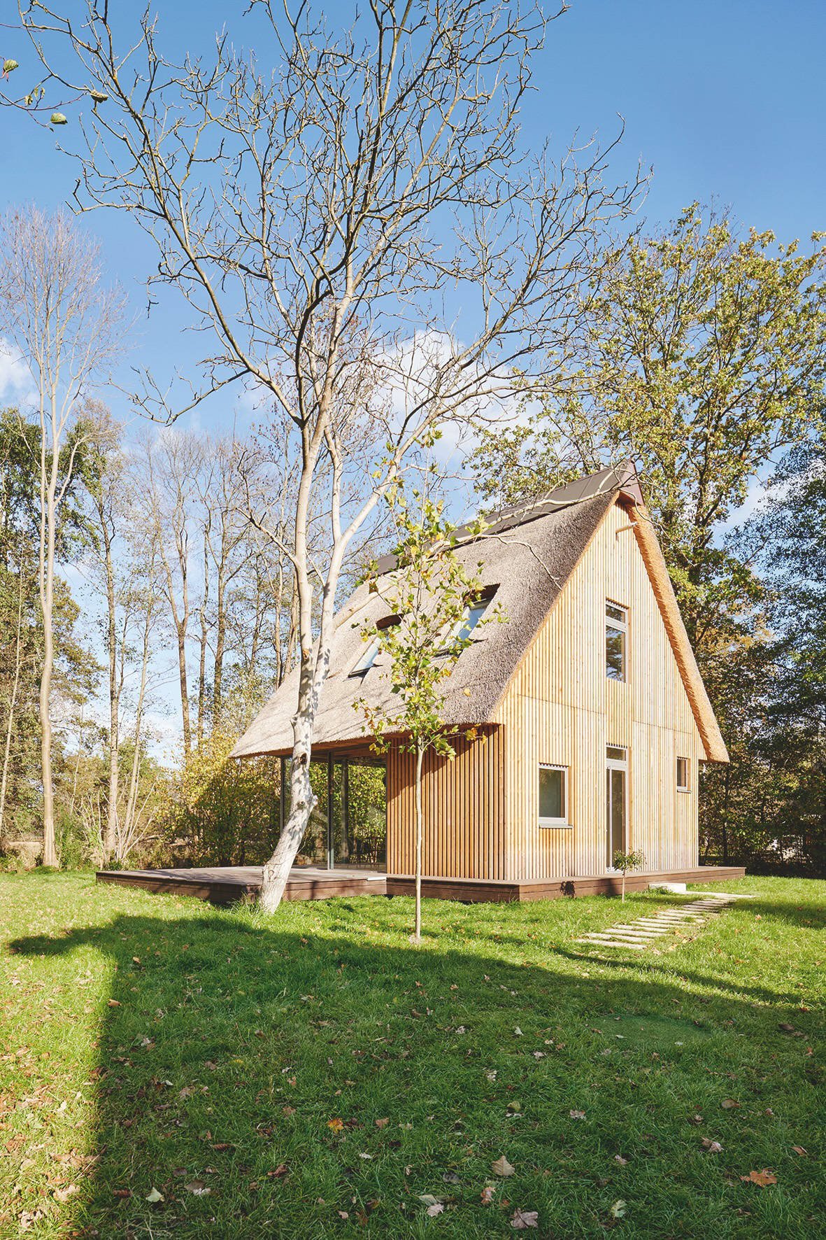 Ein Haus im Biosphärenreservat: Der Baukörper fügt sich sensibel in die Landschaft des Spreewalds ein.