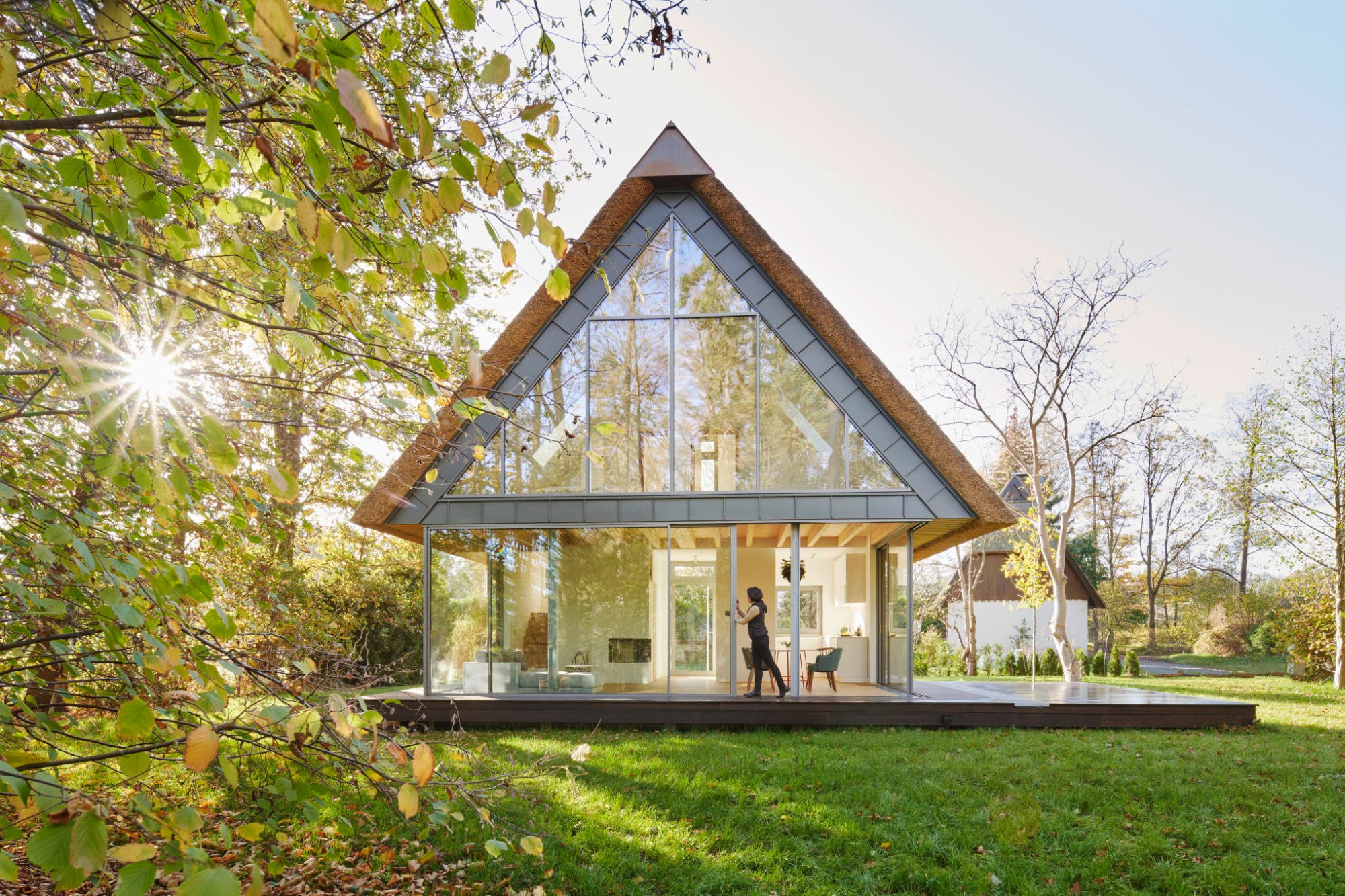 Tradition und Moderne vereint: Das neue Spreewaldhaus von MAFEU Architektur mit steilem Reetdach und Glasfassade. Tradition und Moderne vereint: Das neue Spreewaldhaus von MAFEU Architektur mit steilem Reetdach und Glasfassade.