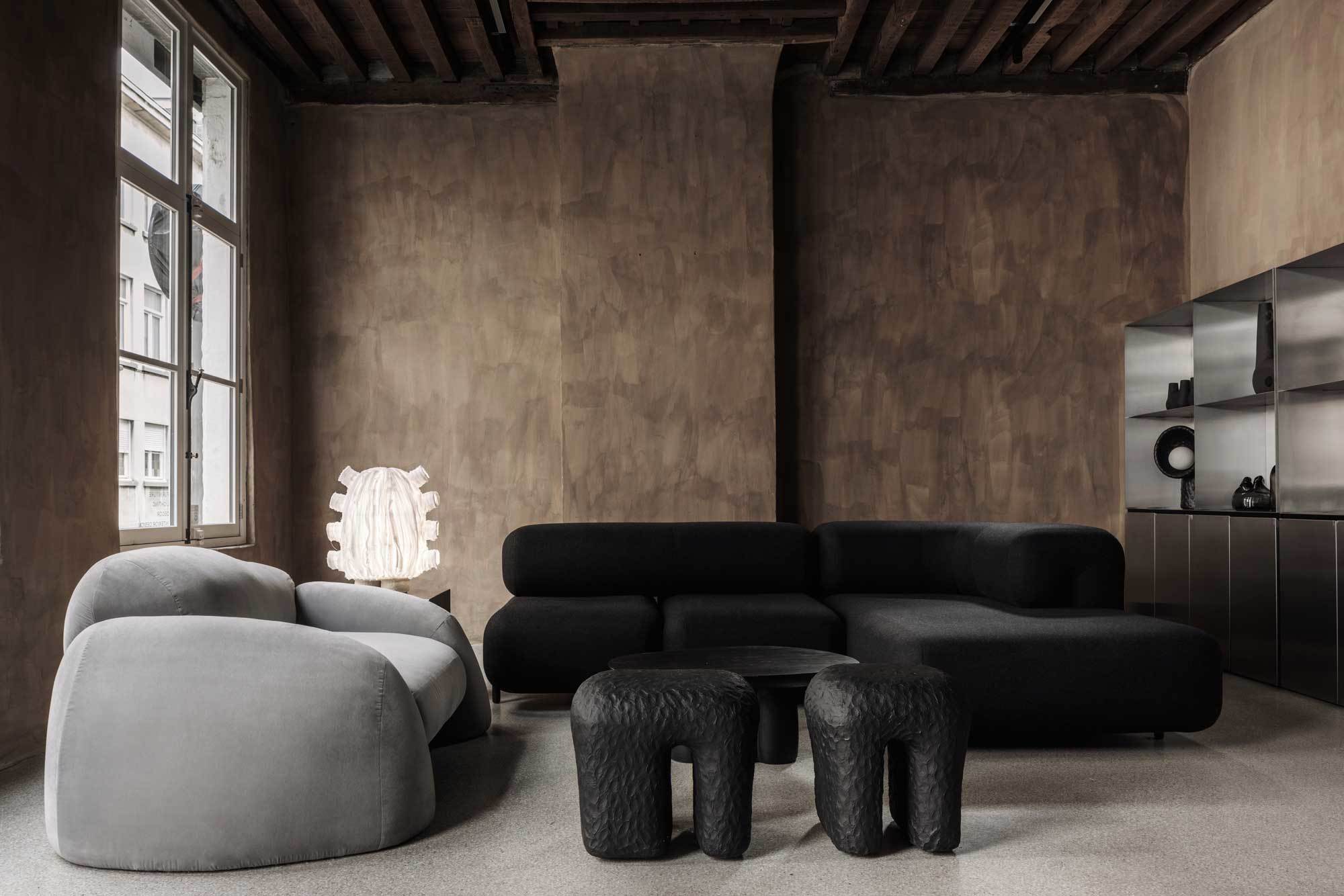 Wie alle Interiors von Yakusha Studio ist auch der Showroom in Antwerpen von einer Atmospäre gekennzeichnet, die sehr moody ist.