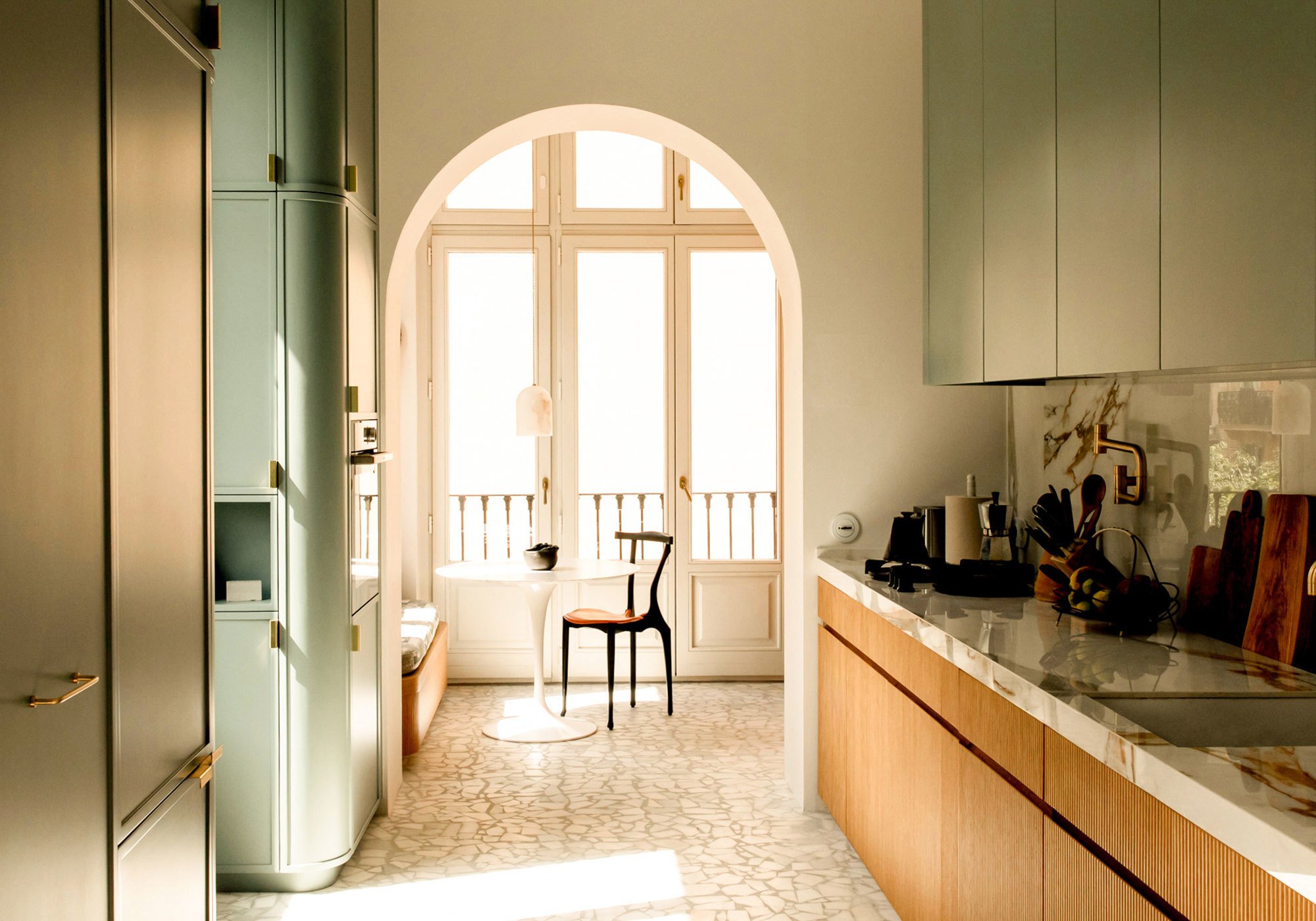 Die umgebaute Altbauwohnung in Barcelona von Georg Kayser Studio verbindet historische Elemente mit subtilem Luxus. Die umgebaute Altbauwohnung in Barcelona von Georg Kayser Studio verbindet historische Elemente mit subtilem Luxus.