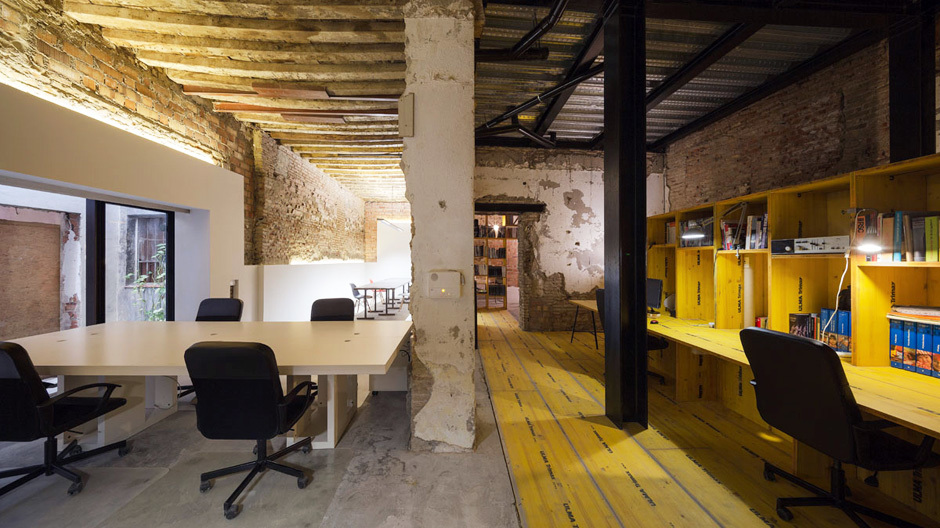 Bei der Gestaltung ihres eigenen Studios in Granda hat das spanische Architekturbüro CUAC die alte Struktur und Spuren vormaliger Nutzungen des ehemaligen Ladenlokals offen gelegt. Bei der Gestaltung ihres eigenen Studios in Granda hat das spanische Architekturbüro CUAC die alte Struktur und Spuren vormaliger Nutzungen des ehemaligen Ladenlokals offen gelegt.