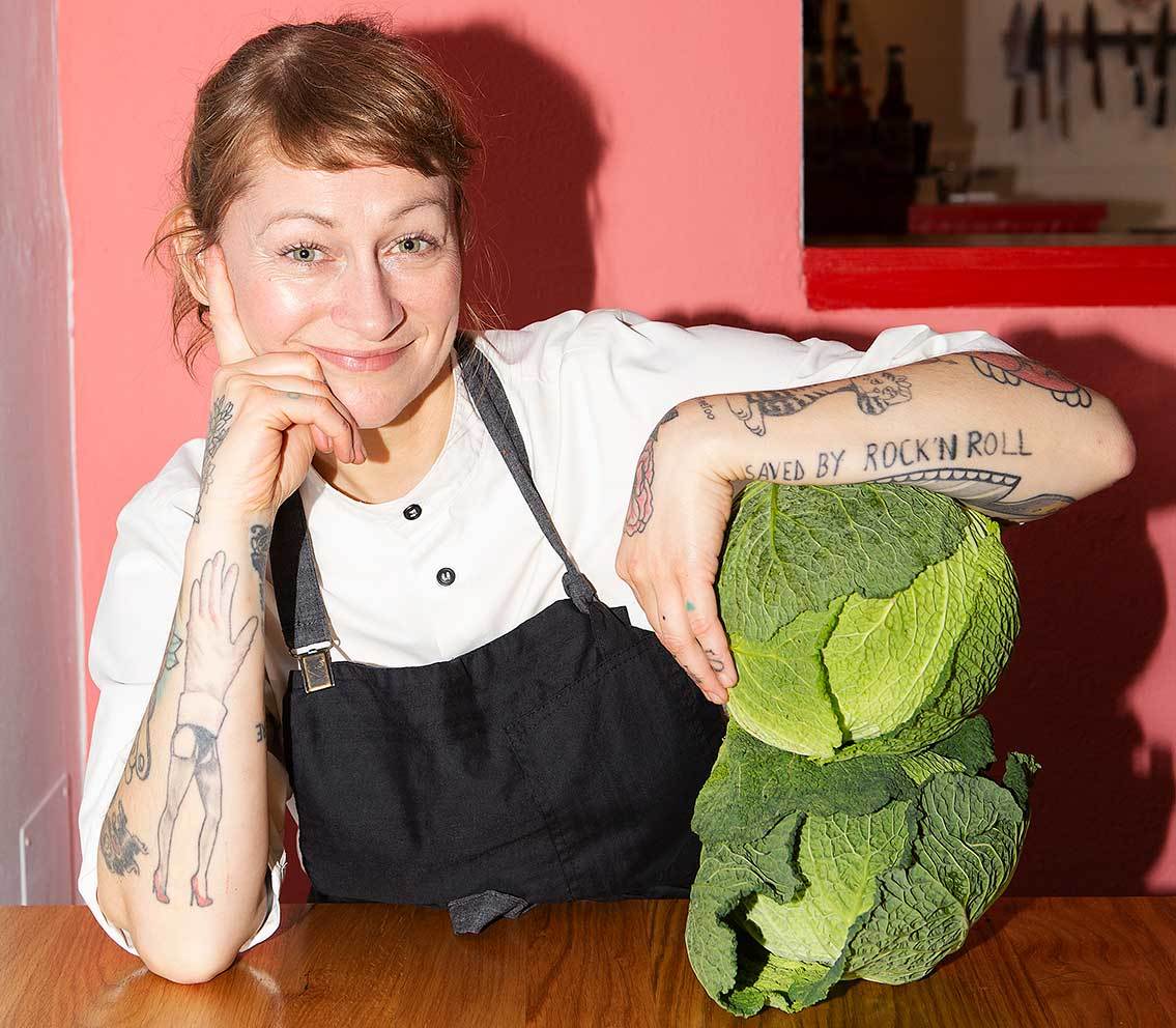Wie geht Gastgeben? Die Berliner Köchin, Autorin und Food-Aktivistin Sophia Hoffmann hat ein Buch darüber geschrieben. Jenseits starrer Regeln wirbt sie für einen undogmatischen Umgang mit Essen, der Mensch und Natur zugutekommt.