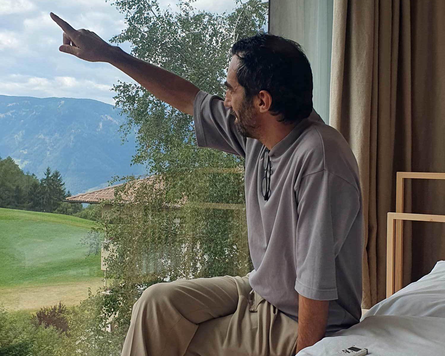 Harry Thaler ist neben Matteo Thun und Martino Gamper der wohl bekannteste Designer aus Südtirol. Nach Jahren in London lebt er wieder in seiner Heimat und arbeitet von seinem Studio in Lana aus. Im Bild: Unser Treffen mit dem Designer in den Monti Houses im August.