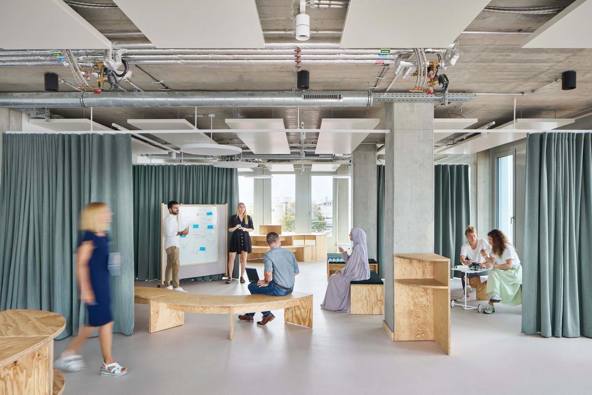 Hybride Realität: Das Büro bleibt sozialer Treffpunkt, wird aber digital erweitert – mit Tools, Sensoren und flexiblen Arbeitszonen. Im Bild: Headquarter von Henning Larsen und Ramboll in München Hybride Realität: Das Büro bleibt sozialer Treffpunkt, wird aber digital erweitert – mit Tools, Sensoren und flexiblen Arbeitszonen. Im Bild: Headquarter von Henning Larsen und Ramboll in München