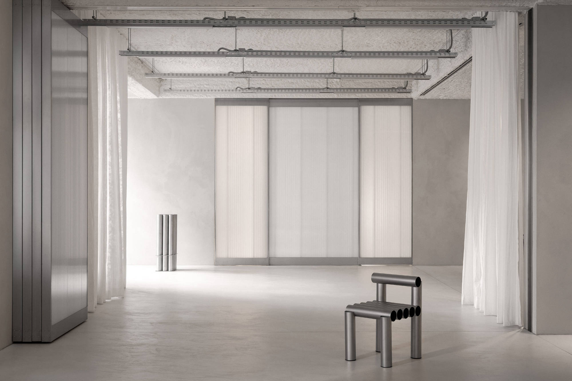 Die schlichte Betongrau-Palette schafft eine neutrale Bühne für wechselnde Veranstaltungen und Ausstellungen.