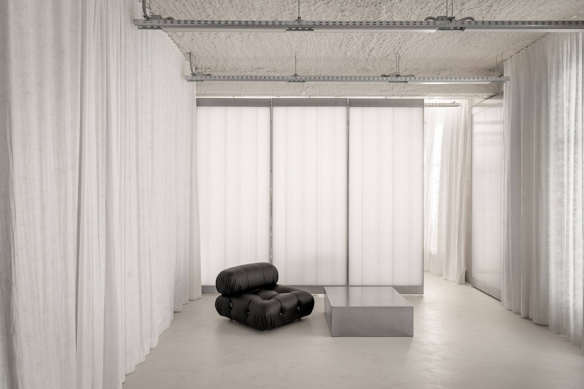 Modulare Wände aus Polycarbonatpaneelen lassen sich öffnen und verbinden Bar und Hauptraum.