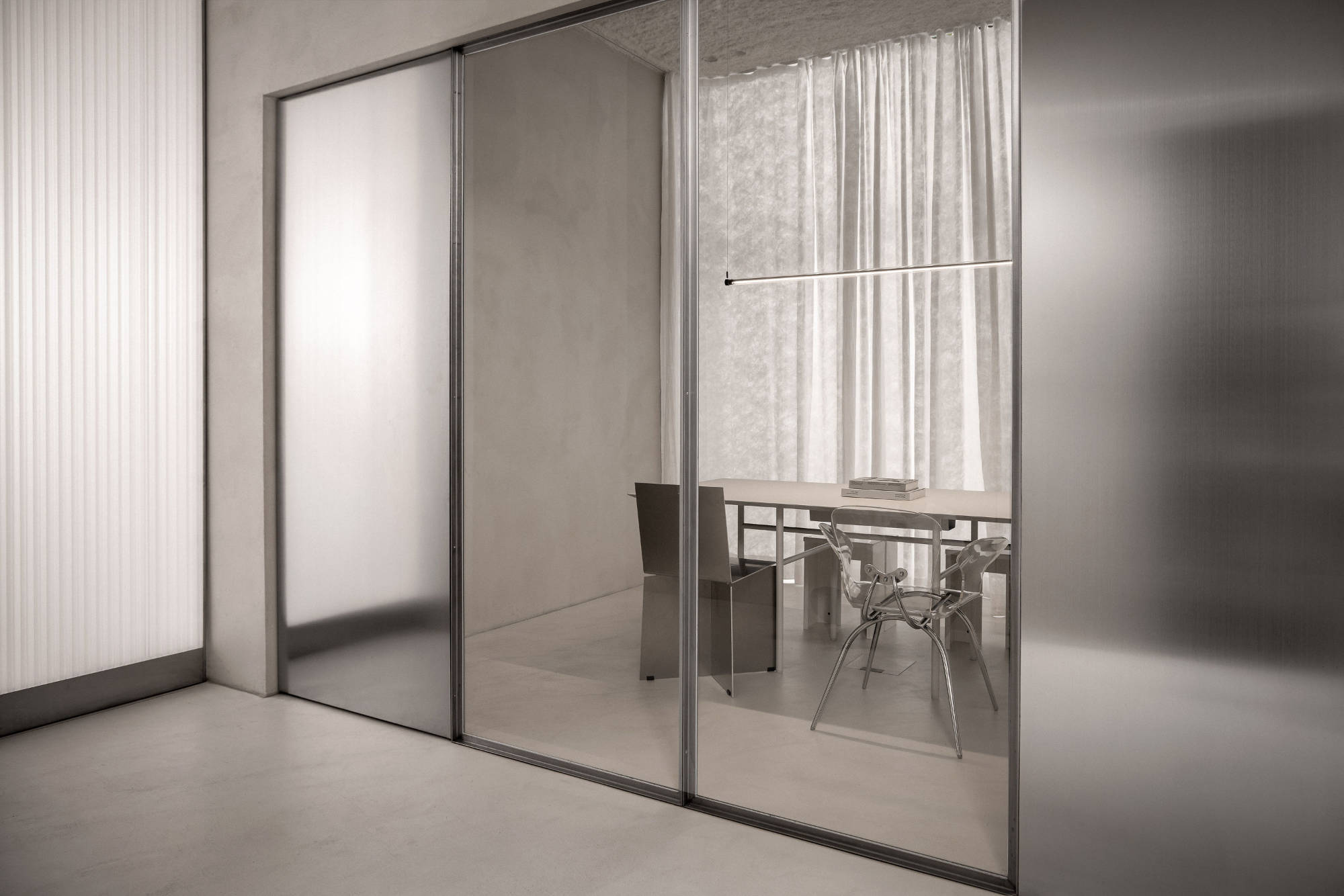 Transluzenz und Reflexion: Polycarbonat und Edelstahl schaffen ein wechselndes Spiel von Licht und Oberfläche.