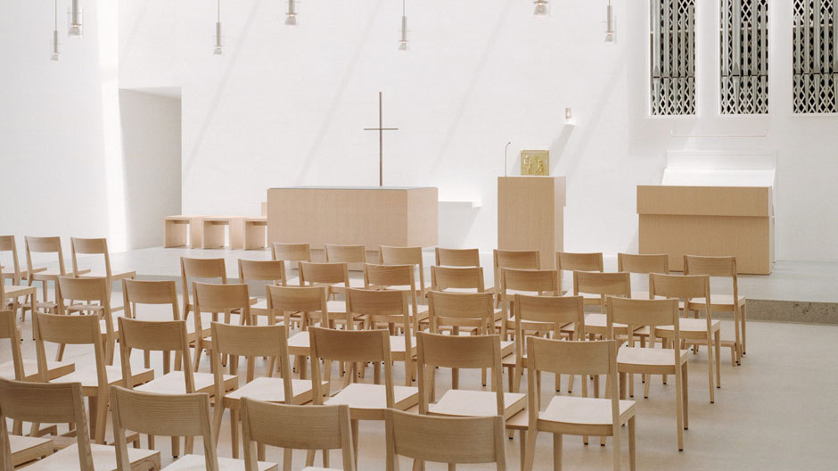 Bestuhlung mit <i>Miro</i> in der Marienkirche Samstagern, Forster & Uhl Architekten, Zürich. Foto: Michael Freisager, Baar Bestuhlung mit Miro in der Marienkirche Samstagern, Forster & Uhl Architekten, Zürich. Foto: Michael Freisager, Baar