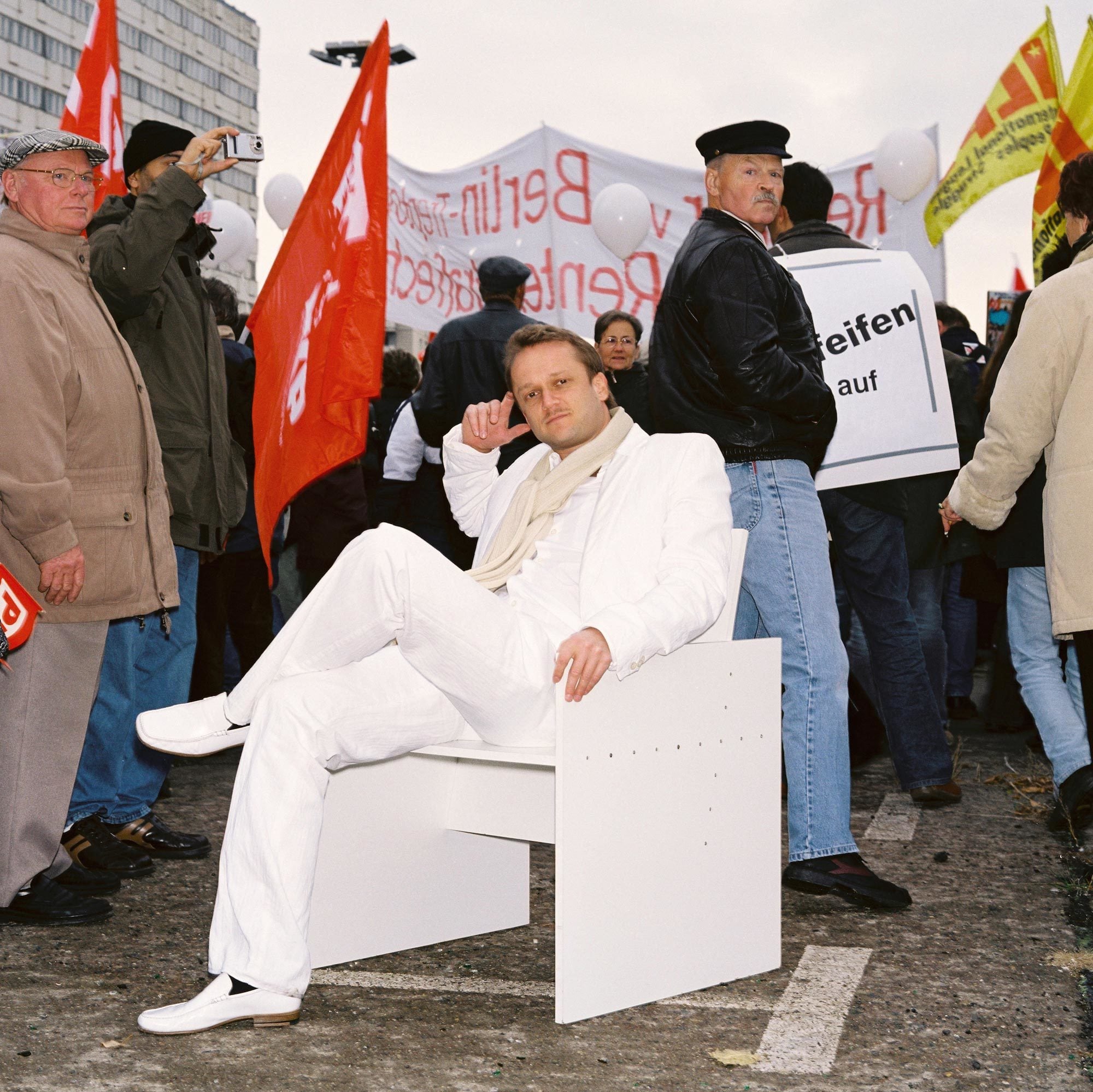 Werbeaufnahme für Stuhl 01 auf dem Alexanderplatz 2004