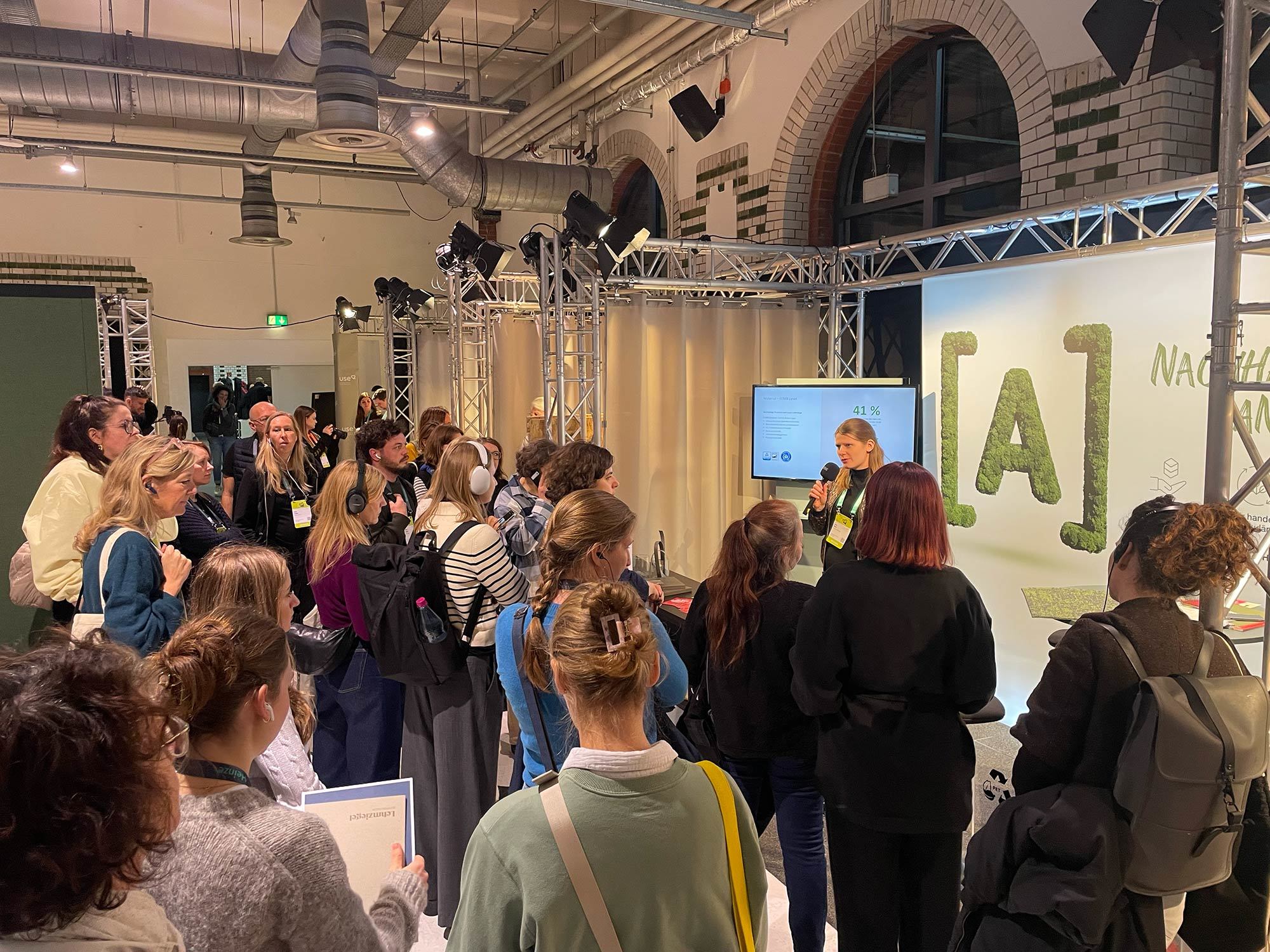 Guided Tour am Stand von Assmann