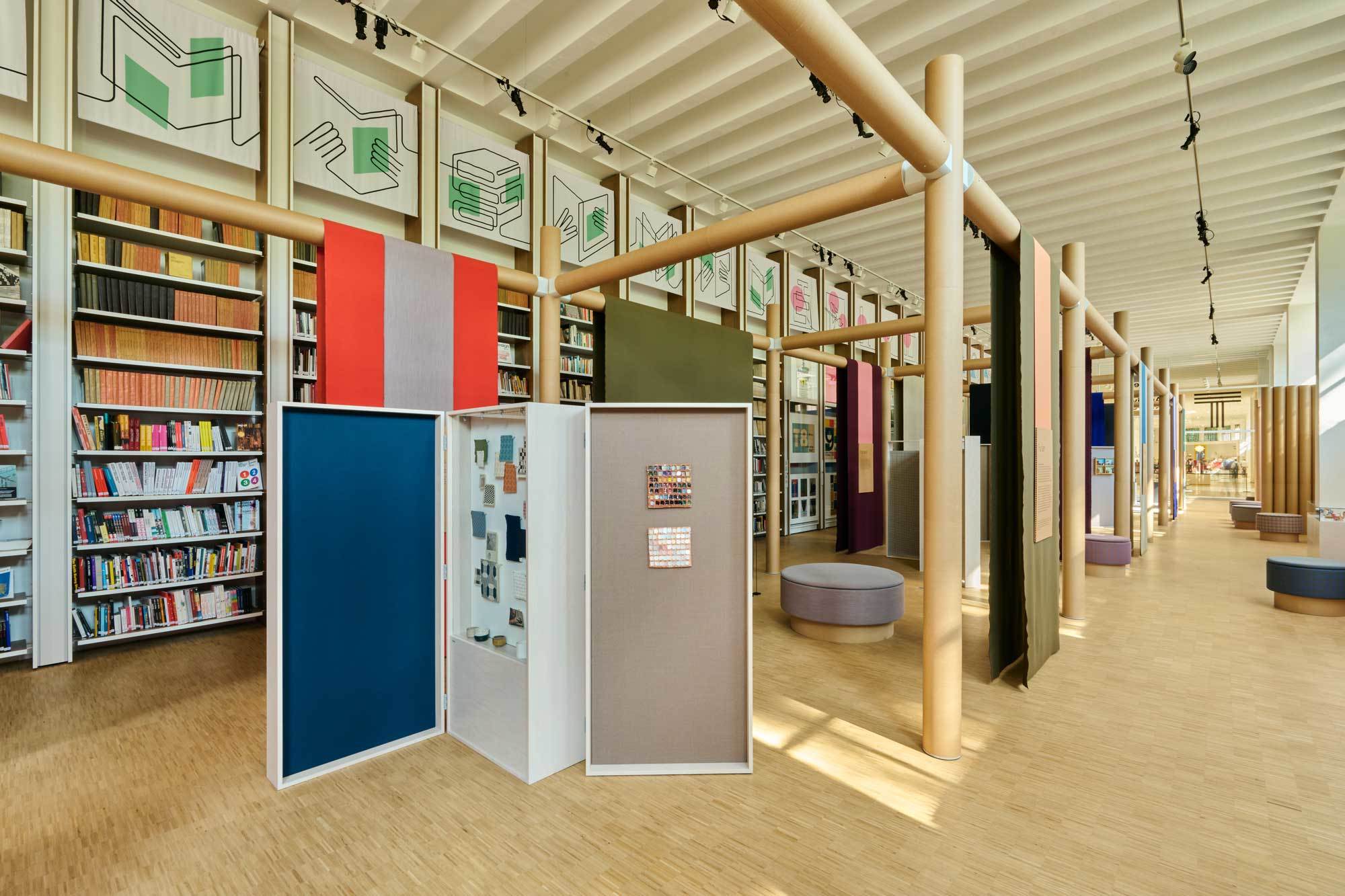 Die Ausstellung The Silent Pioneer in der Triennale Milano zeigt erstmals das umfangreiche Archiv von Frans Dijkmeijer, das heute von Kvadrat betreut wird, und veranschaulicht Textilgestaltung als offenen, experimentellen Prozess.