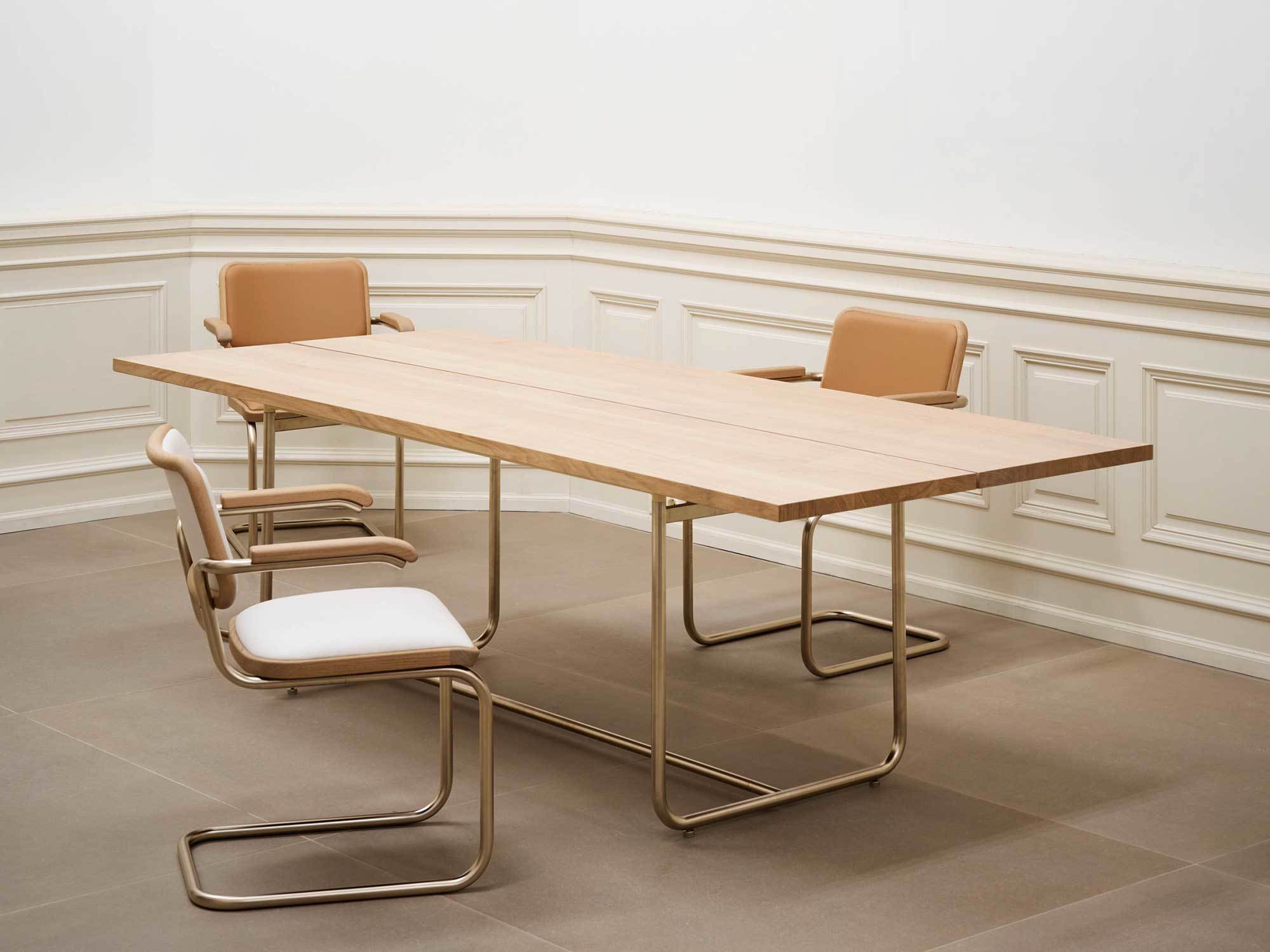 Harmonie im Detail: Die Platten des Tischs S 1070 greifen die Farbwelt der passenden Loungesessel, Freischwinger und Beistelltische auf. Im Bild: Ausführung Nordic in weiß pigmentierter Eiche.