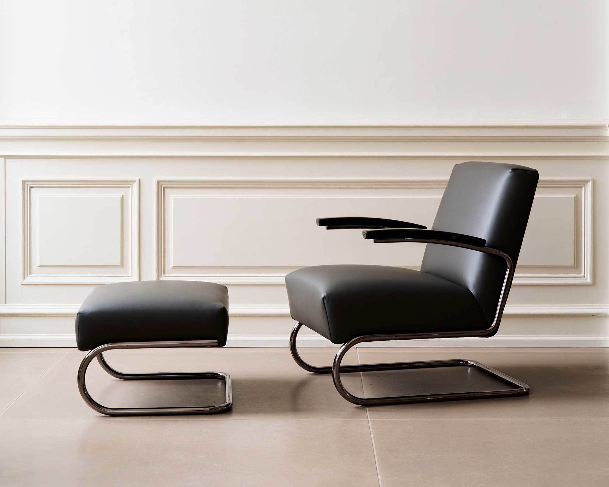 Der Loungesessel S 411 in der Ausführung Serious und einem silbergrauen Gestell in Kombination mit der Kollektionsfarbe Graphite Black.