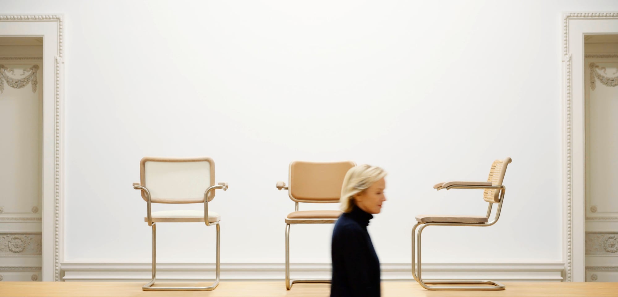 Jil Sander hat ihre Möbelserie für Thonet um einen skulpturalen Loungesessel und einen Tisch für kommunikative Situationen erweitert.