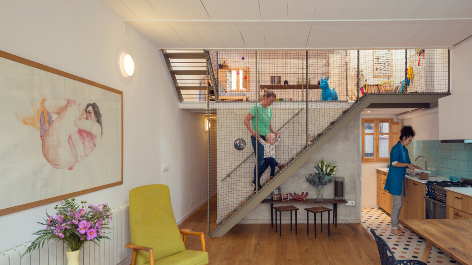 Nook Architects aus Barcelona baute ein altes Reihenhaus in Barcelona in einen lichtdurchfluteten, offenen und freundlichen Wohnraum um. Nook Architects aus Barcelona baute ein altes Reihenhaus in Barcelona in einen lichtdurchfluteten, offenen und freundlichen Wohnraum um.