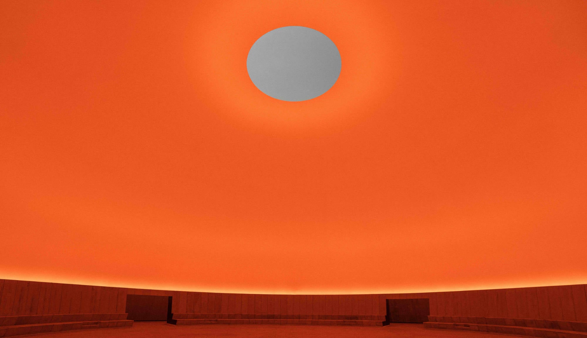 James Turrell, „As Seen Below – The Dome“, ein Skyspace von James Turrell. Aufnahme von James Turrells Besuch bei „As Seen Below“, Juni 2025.