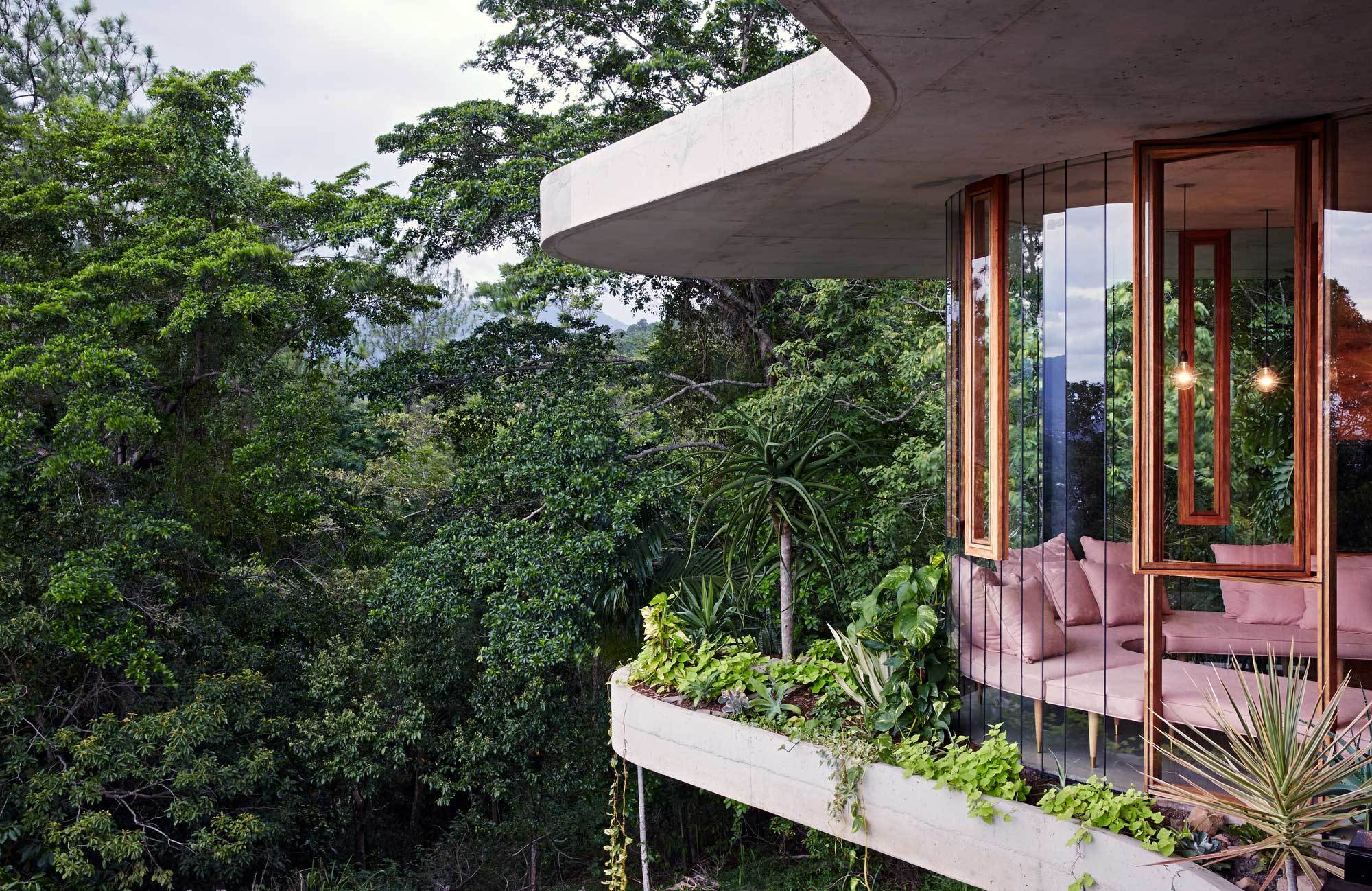 Im australischen Regenwald hat der Architekt Jesse Bennett ein Wohnhaus für seine Familie gebaut. Sein Entwurf ist Schaukasten für die Natur, der modernistische Klarheit mit sinnlichen Materialien geschmeidig macht. Im australischen Regenwald hat der Architekt Jesse Bennett ein Wohnhaus für seine Familie gebaut. Sein Entwurf ist Schaukasten für die Natur, der modernistische Klarheit mit sinnlichen Materialien geschmeidig macht.