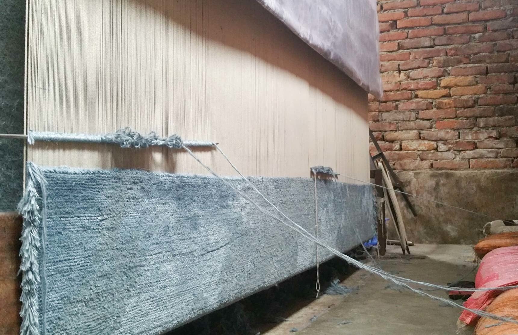 Der handgeknüpfte Nepal-Teppich Annapurna von Jonathan Radetz übersetzt eine Satellitenaufnahme des Annapurna-Massiv in ein zeitgenössisches Interiordesign-Objekt aus Seide und Schurwolle.