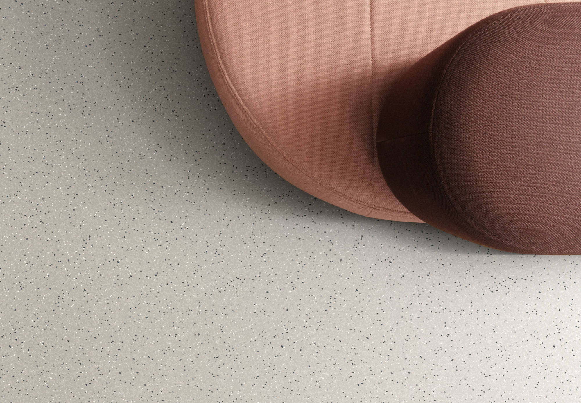 Der elastische Bodenbelag basiert auf Enomer, einem Verbund aus mineralischen Füllstoffen und thermoplastischen Polymeren ohne Weichmacher, Chlor oder Halogene.