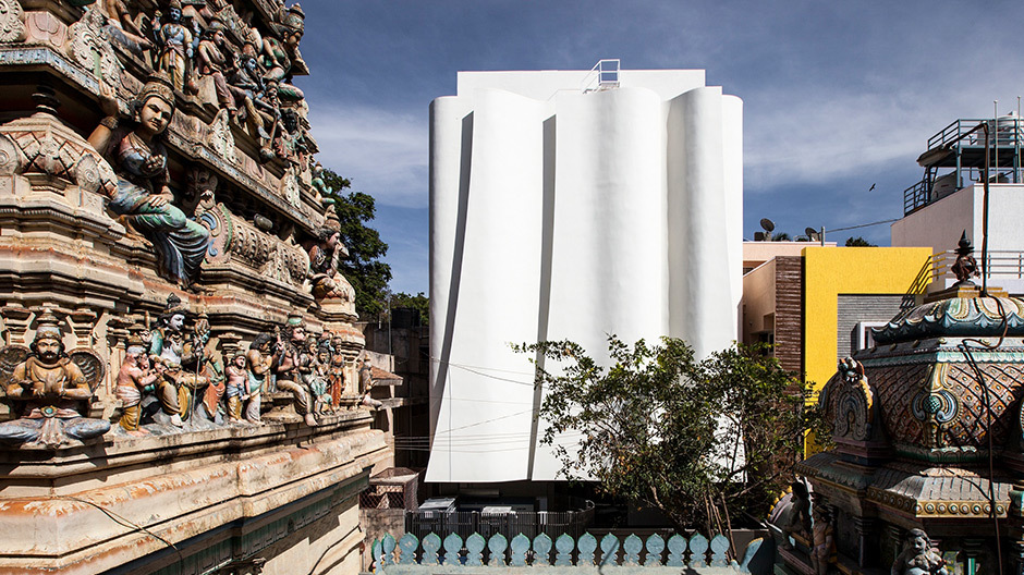 Cadence Architects bauten ein Dialysezentrum in unmittelbarer Nähe eines historischen Tempels in Bangalore. Cadence Architects bauten ein Dialysezentrum in unmittelbarer Nähe eines historischen Tempels in Bangalore.