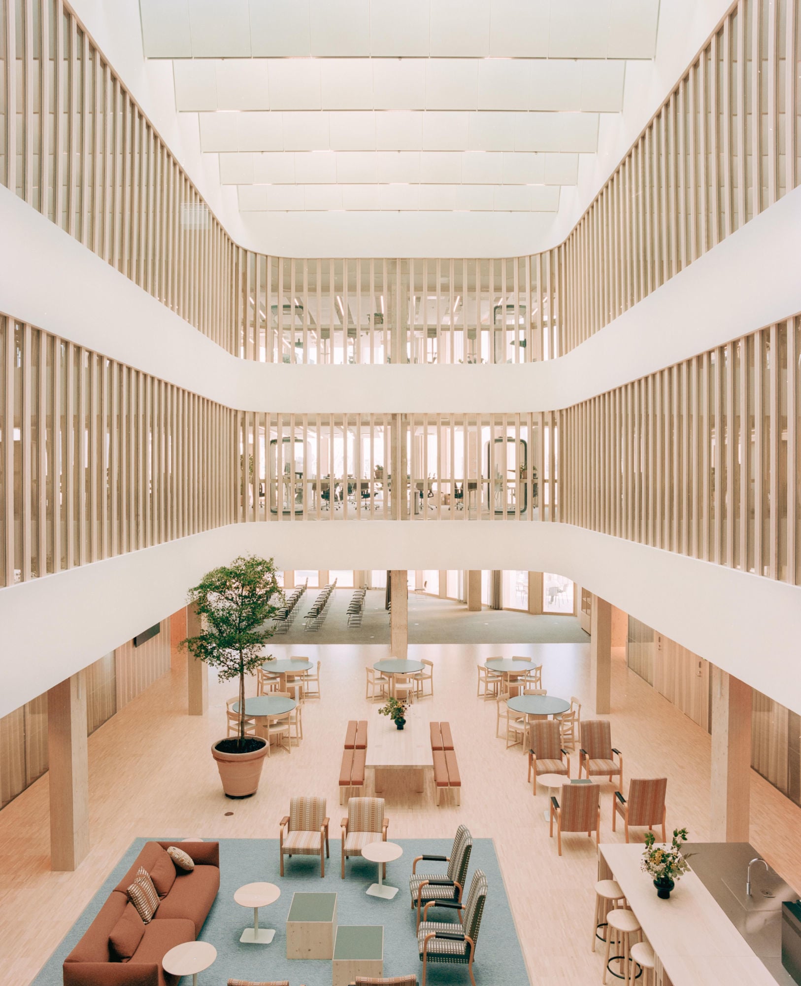 Im Gebäude ist auch das Headquarter von Stara Enso untergebracht. Hier wurden originale Möbel von Alvar Aalto aufgearbeitet, die aus dem alten Firmensitz ganz in der Nähe stammen, der ebenso vom finnischen Architekten entworfen wurde.