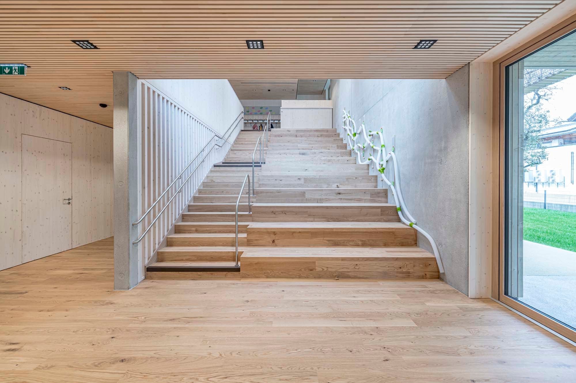 Auch die Treppe samt Sitzstufen ist mit dem Parkett verkleidet, sodass ein nahtloser Übergang zu den Dielen entsteht.