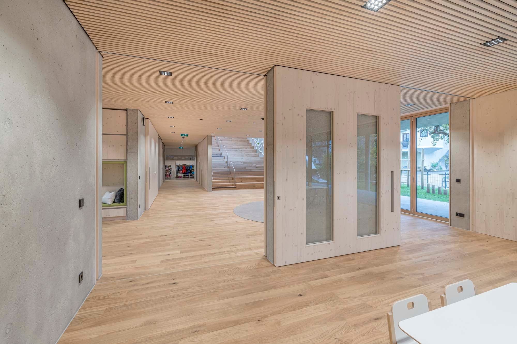 Betonflächen bilden einen industriellen Kontrast zu den überwiegend in Holz gehaltenen Räumen.
