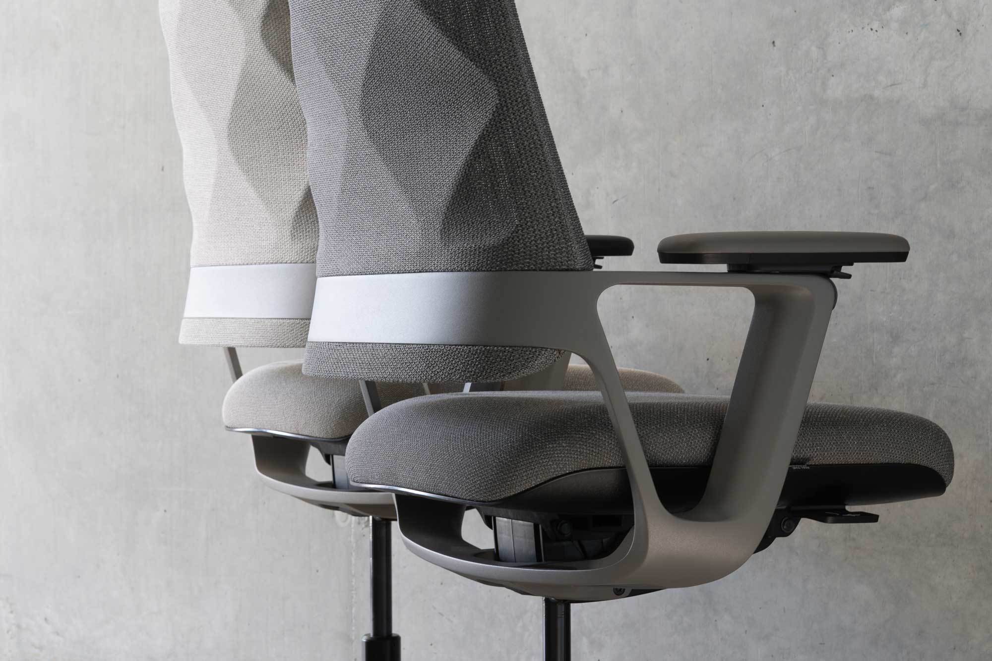 Die beiden Editionen Stone Grey und Simply Taupe sind aufeinander abgestimmt und funktionieren sowohl als Solitäre als auch im Zusammenspiel.