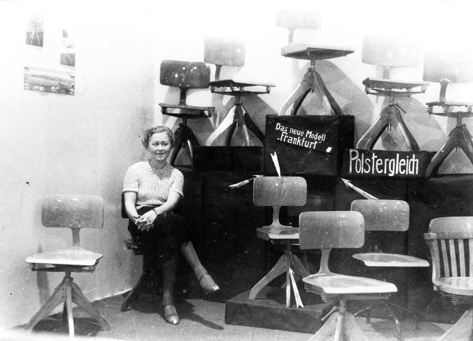 1935 gründete Margarete Klöber ihr Unternehmen mit dem Ziel, gesünderes Sitzen zu ermöglichen und präsentierte mit dem <i>Polstergleich</i> einen der ersten ergonomischen Bürostühle in Deutschland. 1935 gründete Margarete Klöber ihr Unternehmen mit dem Ziel, gesünderes Sitzen zu ermöglichen und präsentierte mit dem Polstergleich einen der ersten ergonomischen Bürostühle in Deutschland.