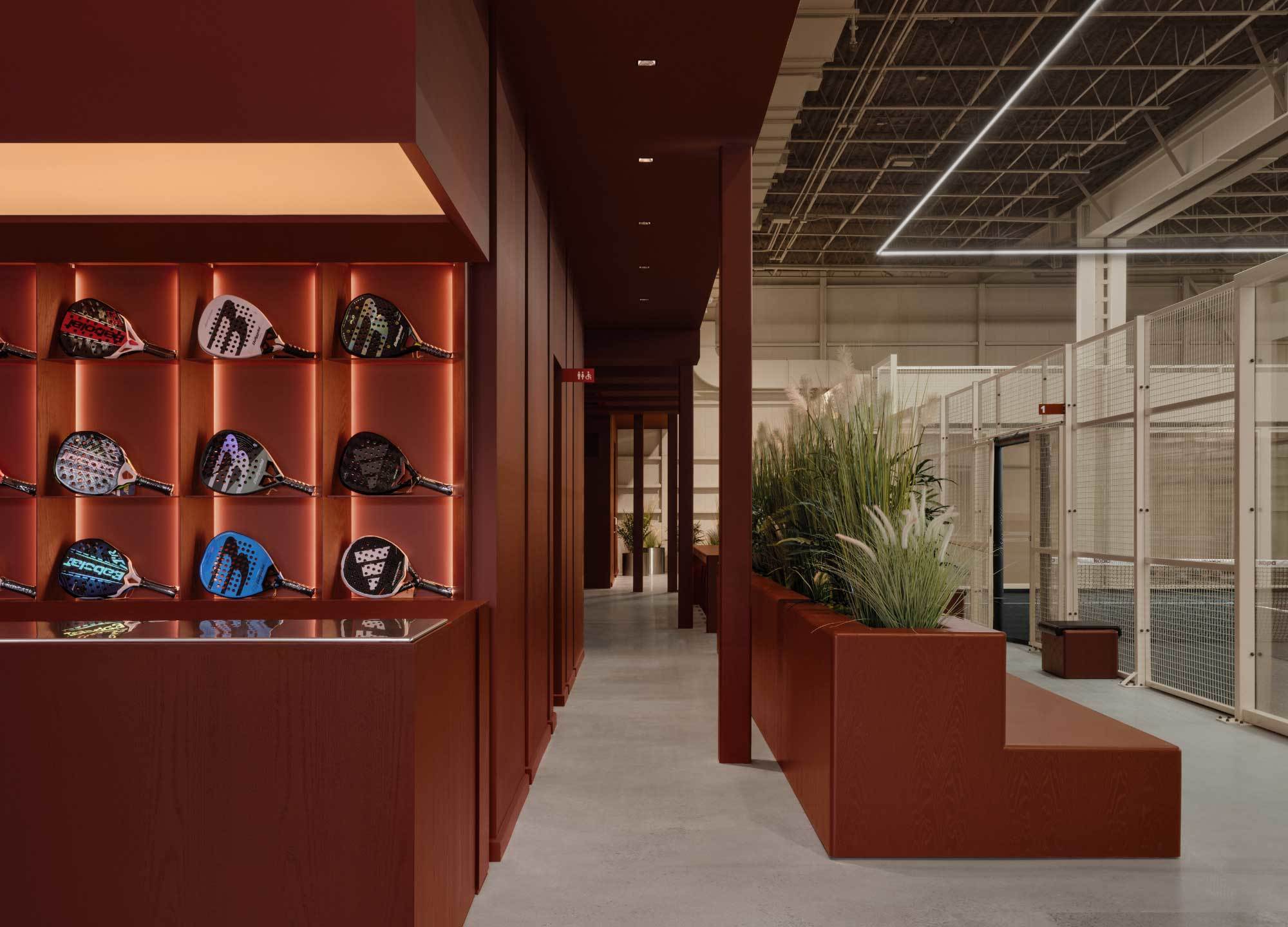 In Montreal verwandelte Ivy Studio eine alte Fabrikhalle in einen monochrom ziegelroten Court-Kosmos namens Kopa. Lobby, Padel-Plätze, Lounge und ein gläserner Raumkokon schaffen einen Ort, der nicht nur dem Padel-Sport gewidmet ist, sondern auch die Gemeinschaft fördert.