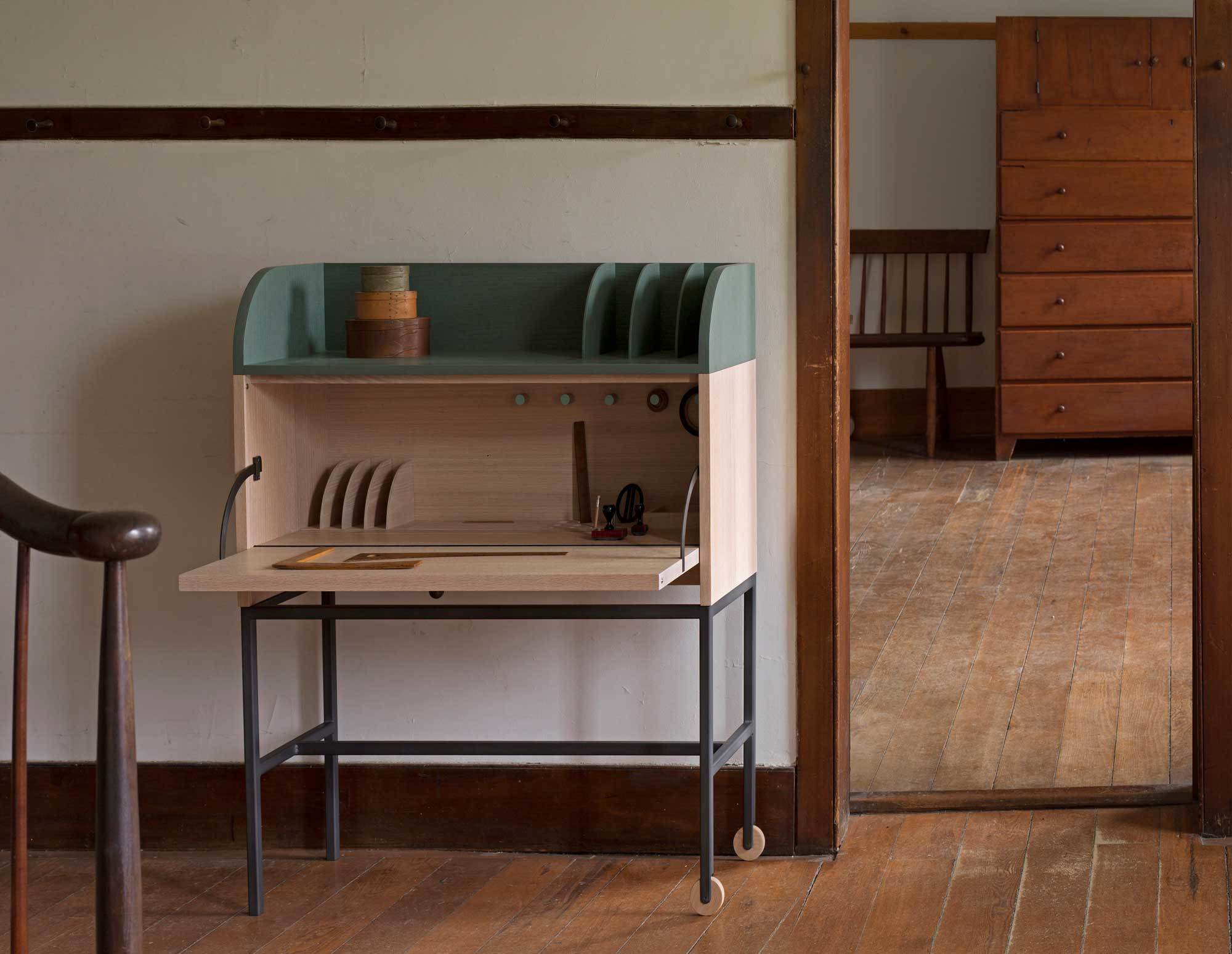 Basierend auf der klassischen Ordnungstheorie der Shaker-Gemeinschaft, haben die Designer*innen von Ladies & Gentlemen Studio mit der Shaker Workstation eine moderne Arbeitsstation entwickelt, die Raum für Struktur, Ordnung und Ritual lässt.