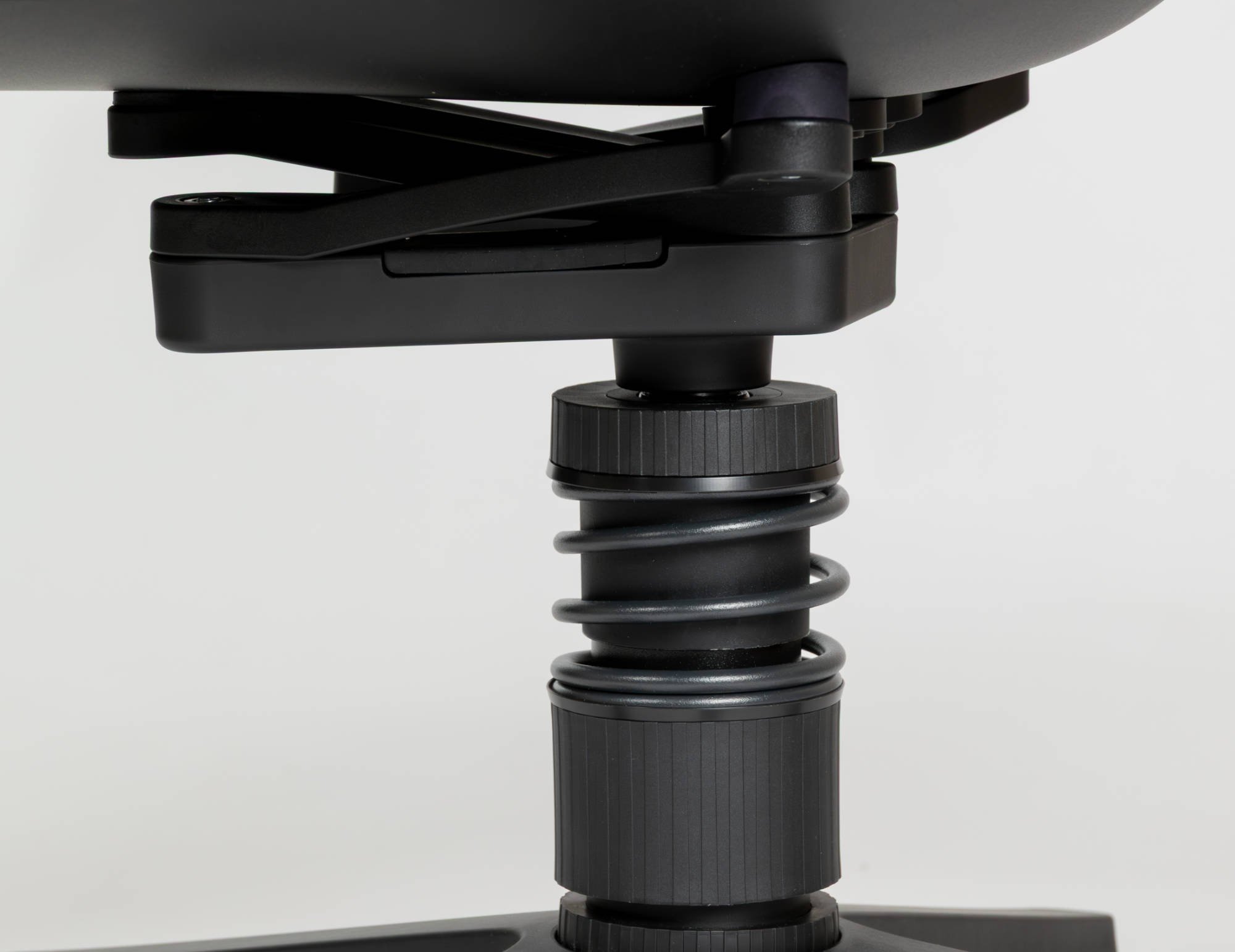 Die Aeris-Feder ermöglicht bei ausgewählten Modellen zusätzlich eine vertikale Schwingbewegung, die den Körper aktiv hält und den Rücken entlastet.