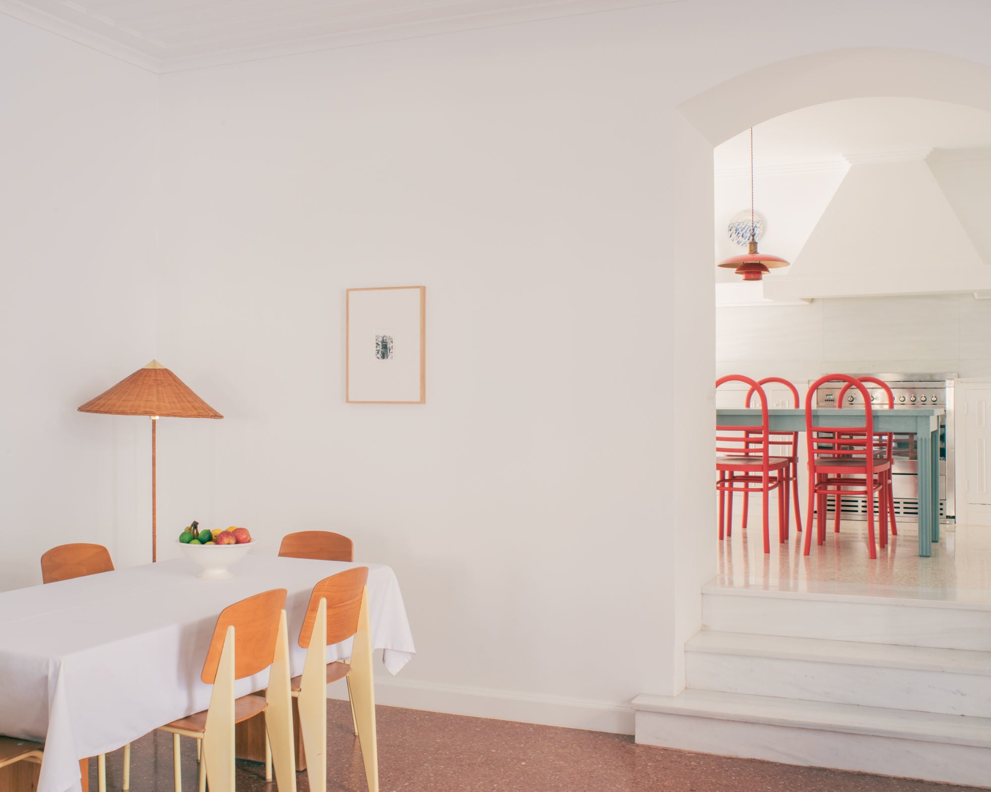 In einem Athener Stadthaus gelingt dem Architekturbüro Local Local mit Insel-Marmor, Handwerkskunst und behutsam gesetzten Farbakzenten die Balance zwischen Geschichte und Gegenwart.