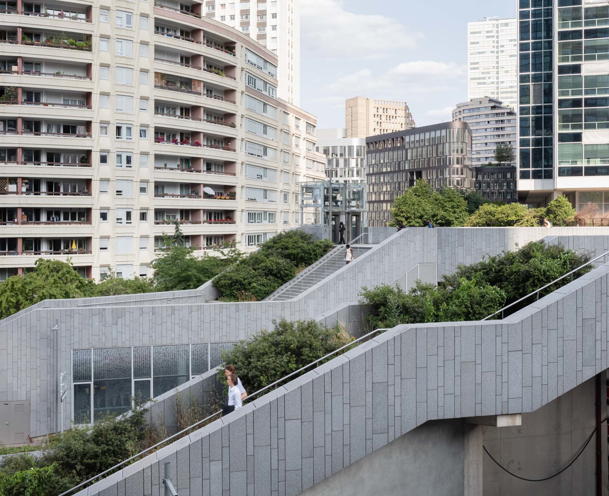 Trinity Tower, Paris-La Défense: Freiraumgestaltung von Bas Smets
