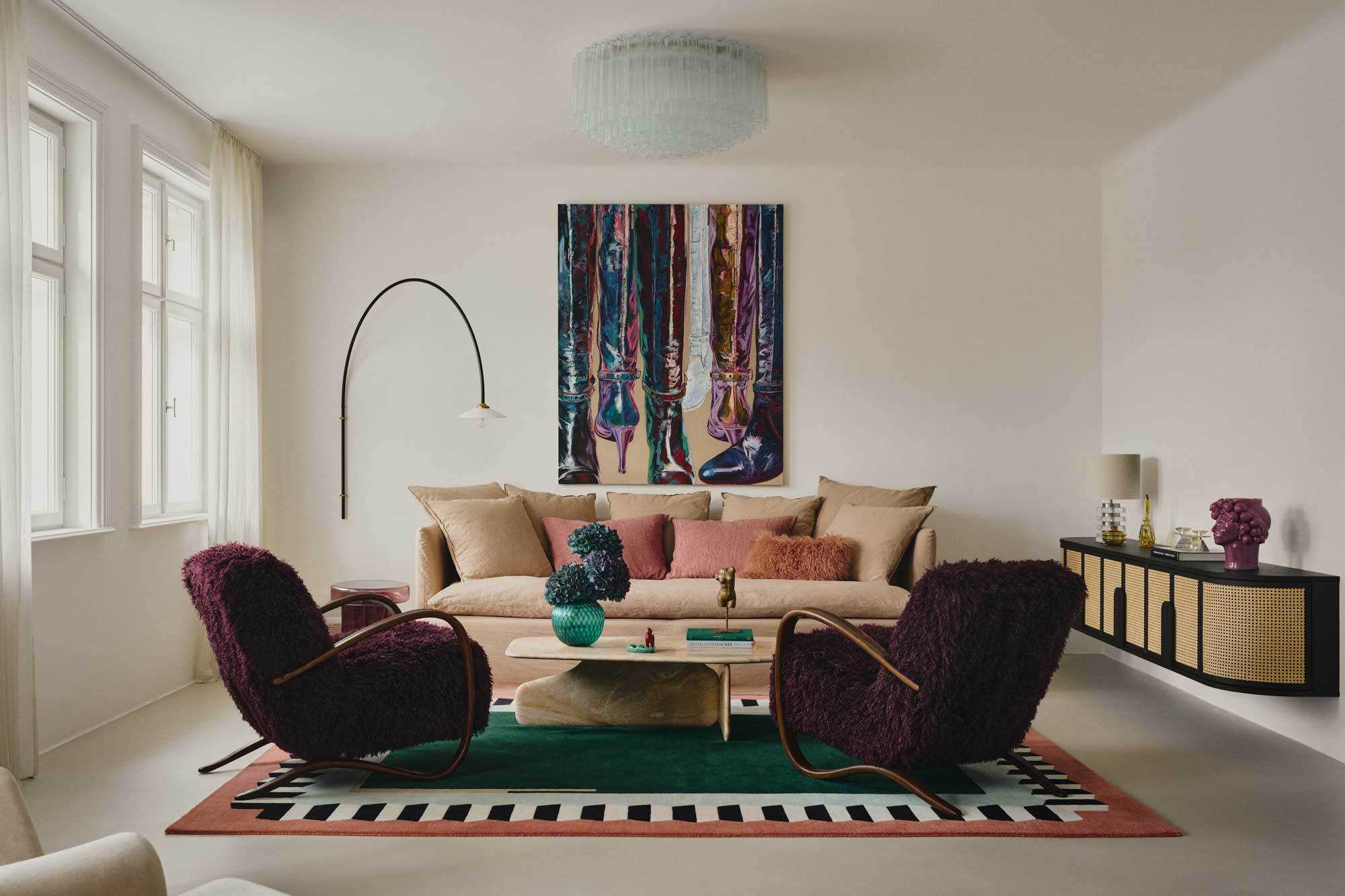 In der Altbauvilla hat die Interiordesignerin Martina Hausel inspirierende Farbwelten aus Grün-, Rosé- und Violetttönen geschaffen.