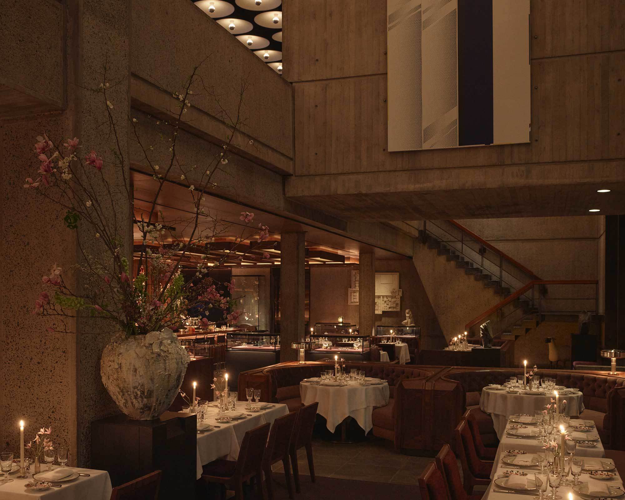 Das Marcel ist mehr als ein Restaurant: Im New Yorker Breuer Building verschmelzen brutalistische Architektur, Bauhaus und die cineastische Handschrift von Roman and Williams zu einer Hommage an Marcel Breuer – sinnlich, opulent und mit Beton als Hauptdarsteller.