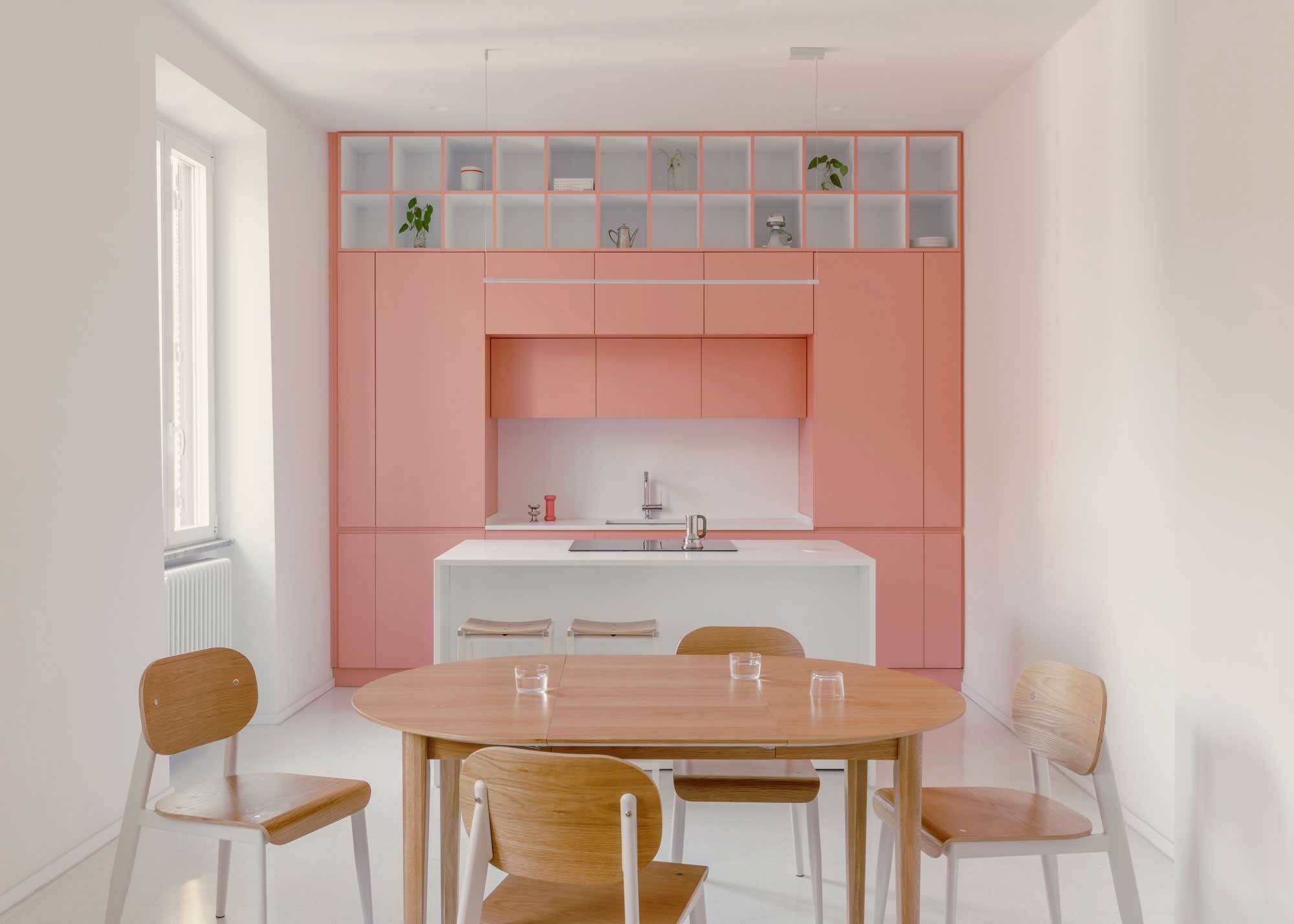 In einem lebendigen römischen Quartier hat das Architekturbüro Margine eine verwinkelte Wohnung aus der Zeit vor 1939 in ein offenes Zuhause verwandelt. Mithilfe von Geometrie, Farbe und maßgefertigten Elementen wurde die einstige Enge in eine neue räumliche Großzügigkeit transformiert.