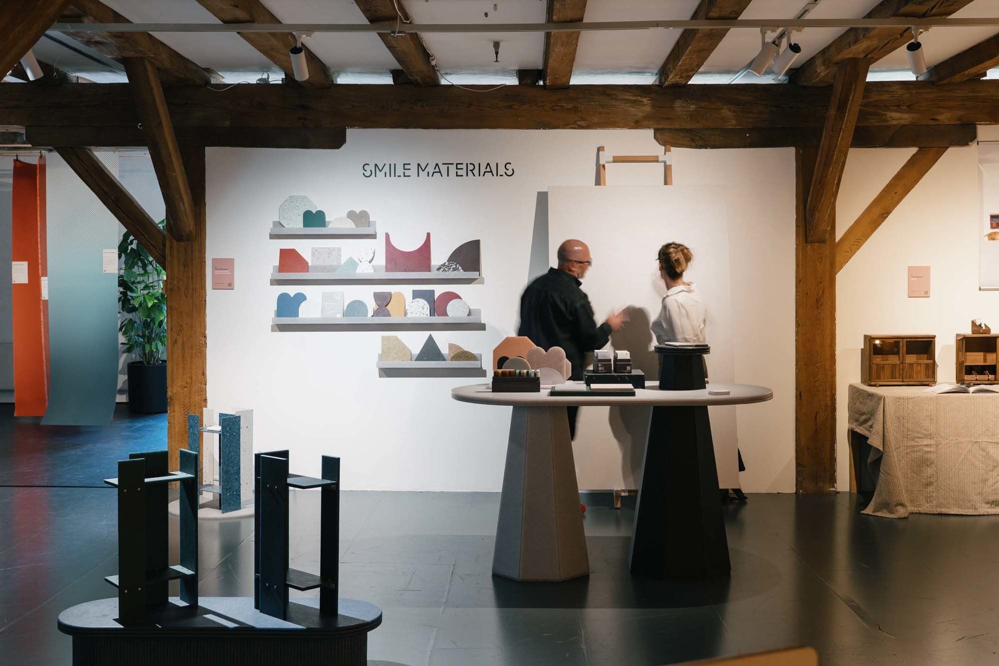 Smile Materials zeigte Plattenwerkstoffe aus recycelten Kunststoffen und Produktionsabfällen, die für Innenausbau und Möbeldesign eingesetzt werden können. 