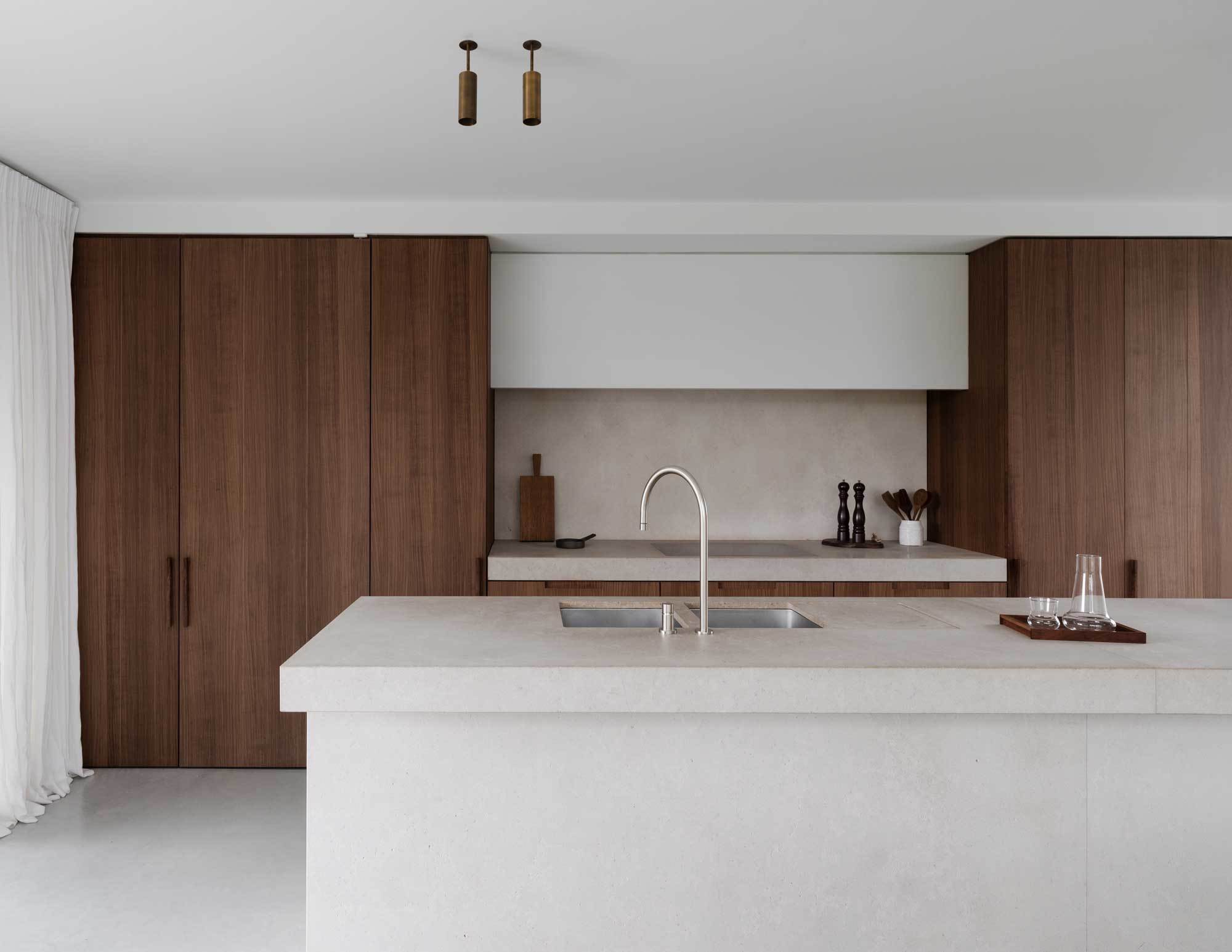 Der belgische Architekt Max Luciano Geldof überträgt in der Küche des Einfamilienhauses Sint Amands die Materialkombination der Fassade: Verputzte Flächen wechseln sich mit Holzelementen ab, ergänzt durch Arbeitsflächen aus Sinai-Pearl-Kalkstein.