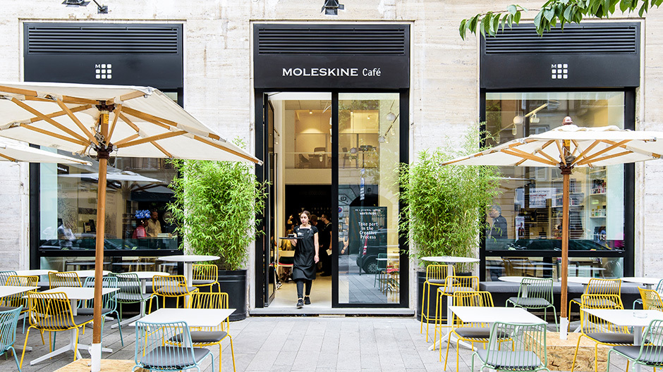Für die Macher des legendären Notizbuchs hat die Markenagentur Interbrand ein kluges Konzept erdacht: das Moleskine Café, ein Hotspot im Herzen der italienischen Designmetropole. Für die Macher des legendären Notizbuchs hat die Markenagentur Interbrand ein kluges Konzept erdacht: das Moleskine Café, ein Hotspot im Herzen der italienischen Designmetropole.