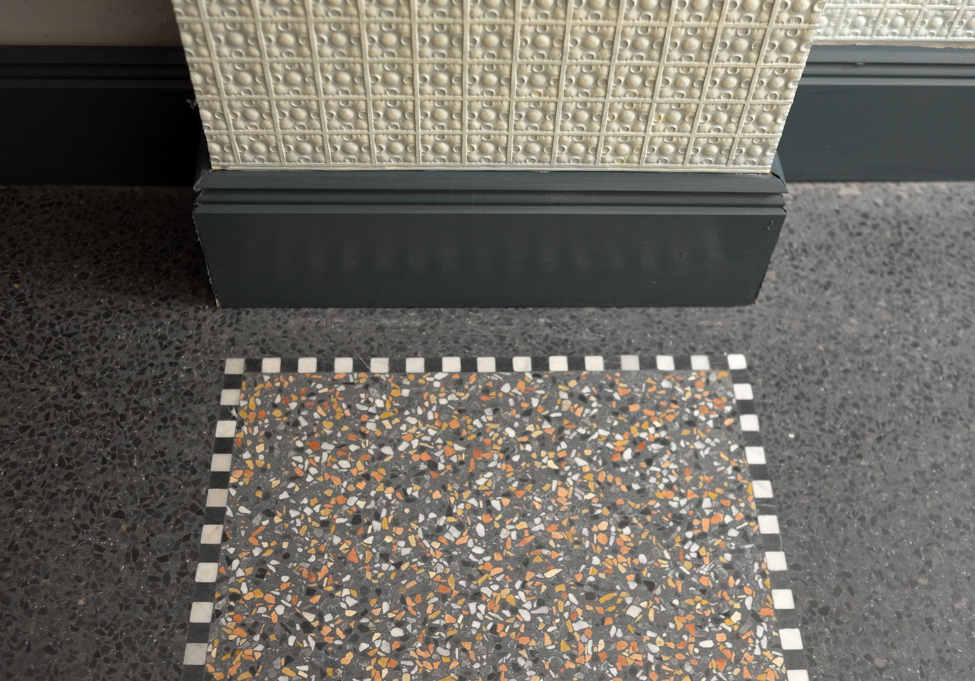 FLIESEN, PLATTEN & MOSAIKETerrazzo mit Mosaikrand von VIA