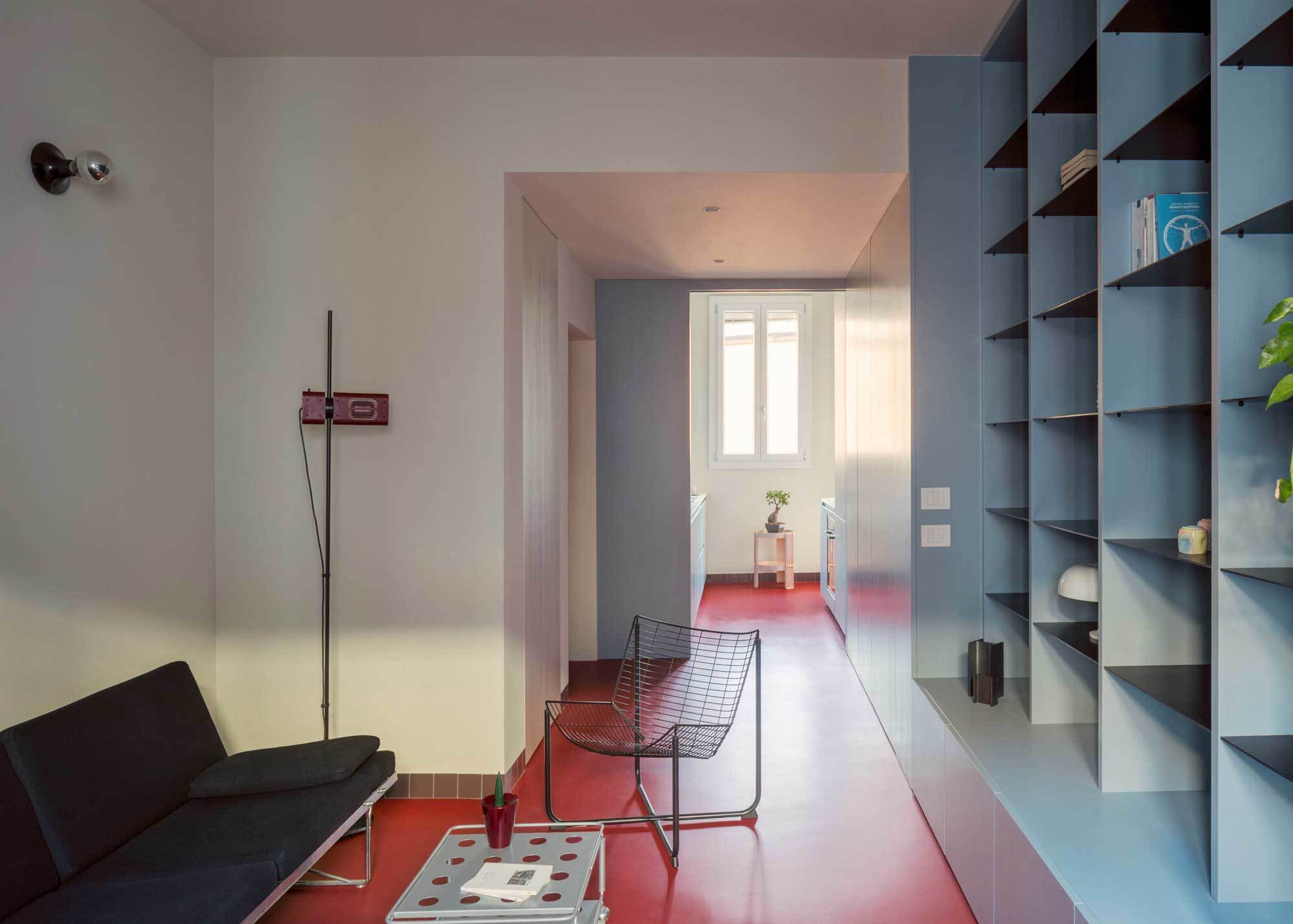 In Mailand kodierten Marabelli Marongiu Architetti ein Apartment farblich in Rot, Blau und Gelb. Sie ergänzten es durch ein „Modernariat“ aus italienischen Klassikern und Gammelgaards Ikea-Ikonen.