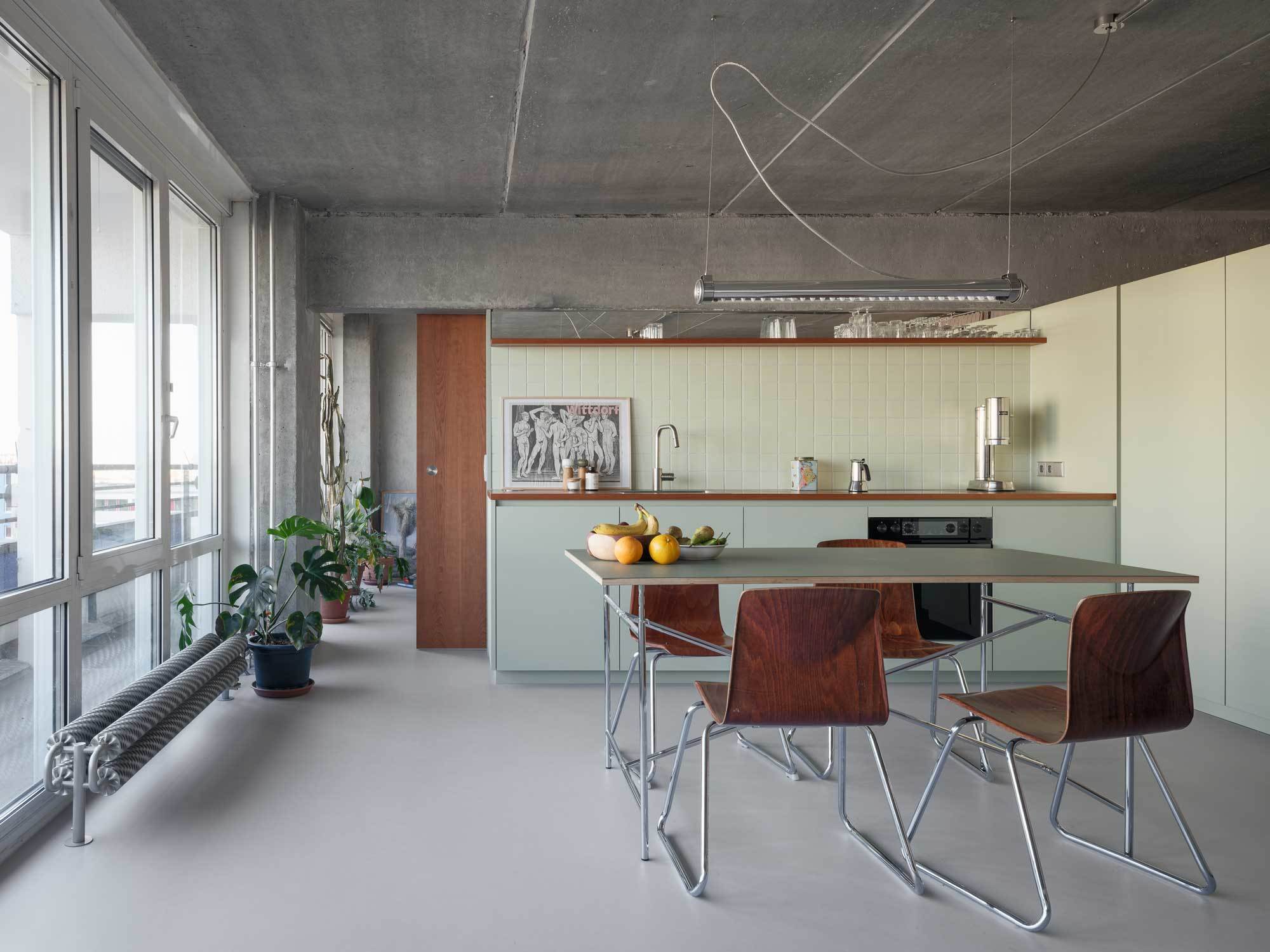 Die ursprüngliche Aufteilung in drei Zimmer lösten die Architekt*innen zugunsten fließender Übergänge und heller Räume auf.