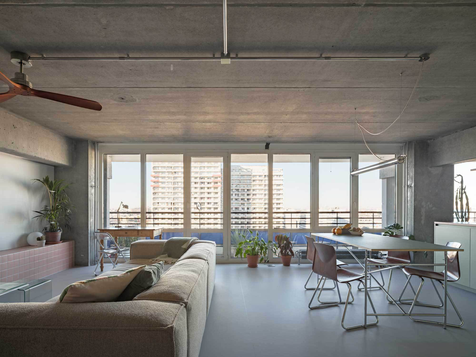 Decken und Pfeiler beließen die Architekt*innen von Werck Workshop in grauem Beton, was den Loftcharakter der Wohnung unterstreicht.