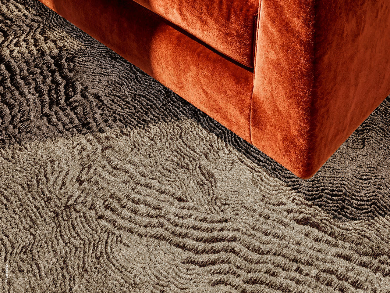 Die Themenwelt Desert aus Grounded von Object Carpet ist von Dünenlandschaften, Schraffuren, Verläufen und natürlichen Spuren inspiriert.