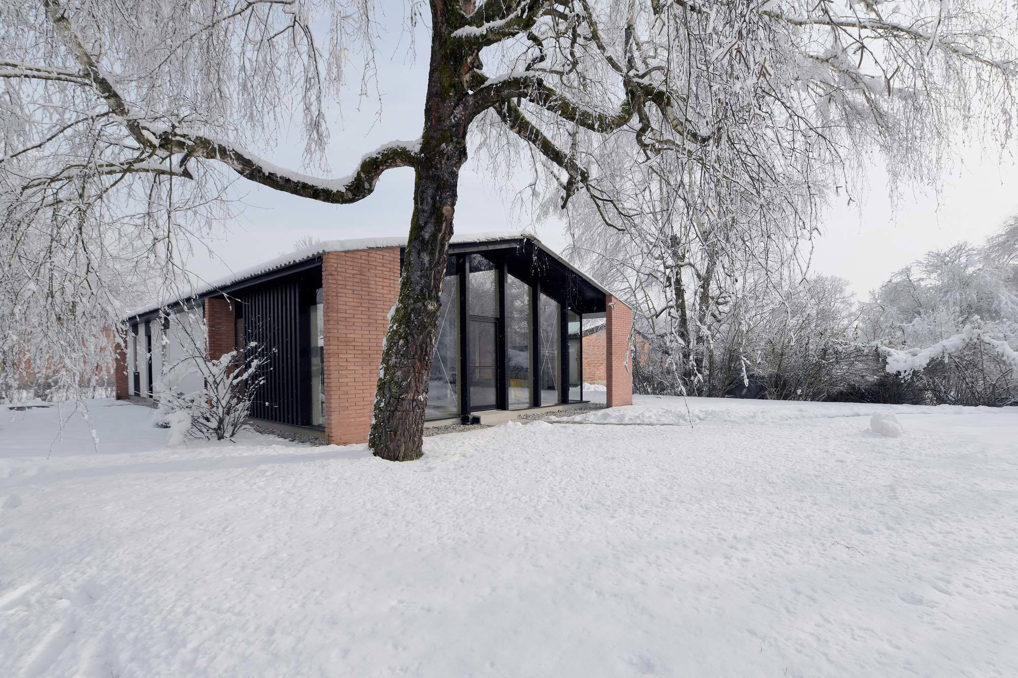Im Westen öffnet sich das Haus mit seinem Anbau aus Holz und Glas zum Park.