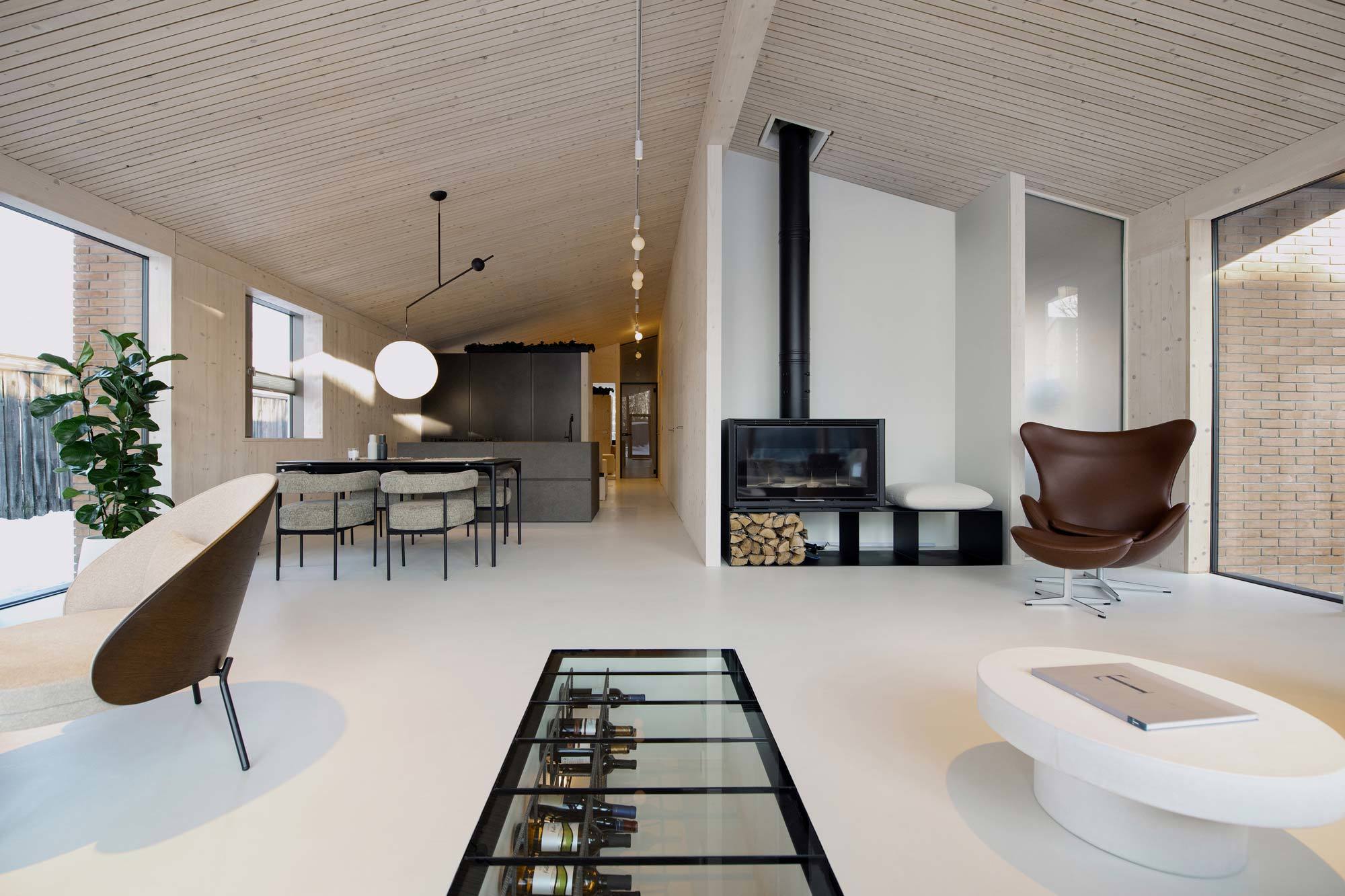 Eine in den Boden eingelassene transparente Glasscheibe stellt die optische Verbindung zum Weinkeller her.