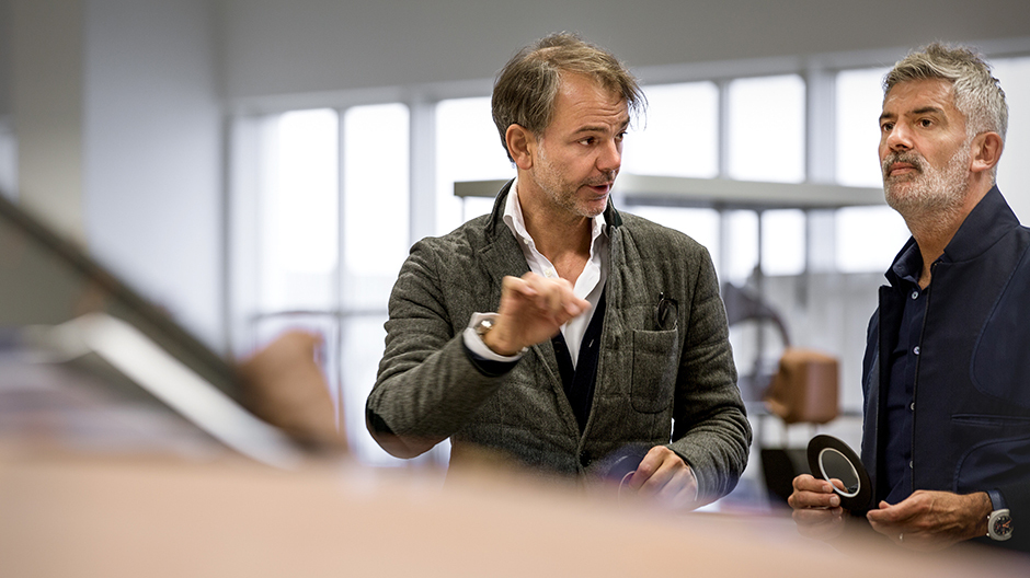 Adrian van Hooydonk und Designer Alfredo Häberli diskutieren Formvarianten